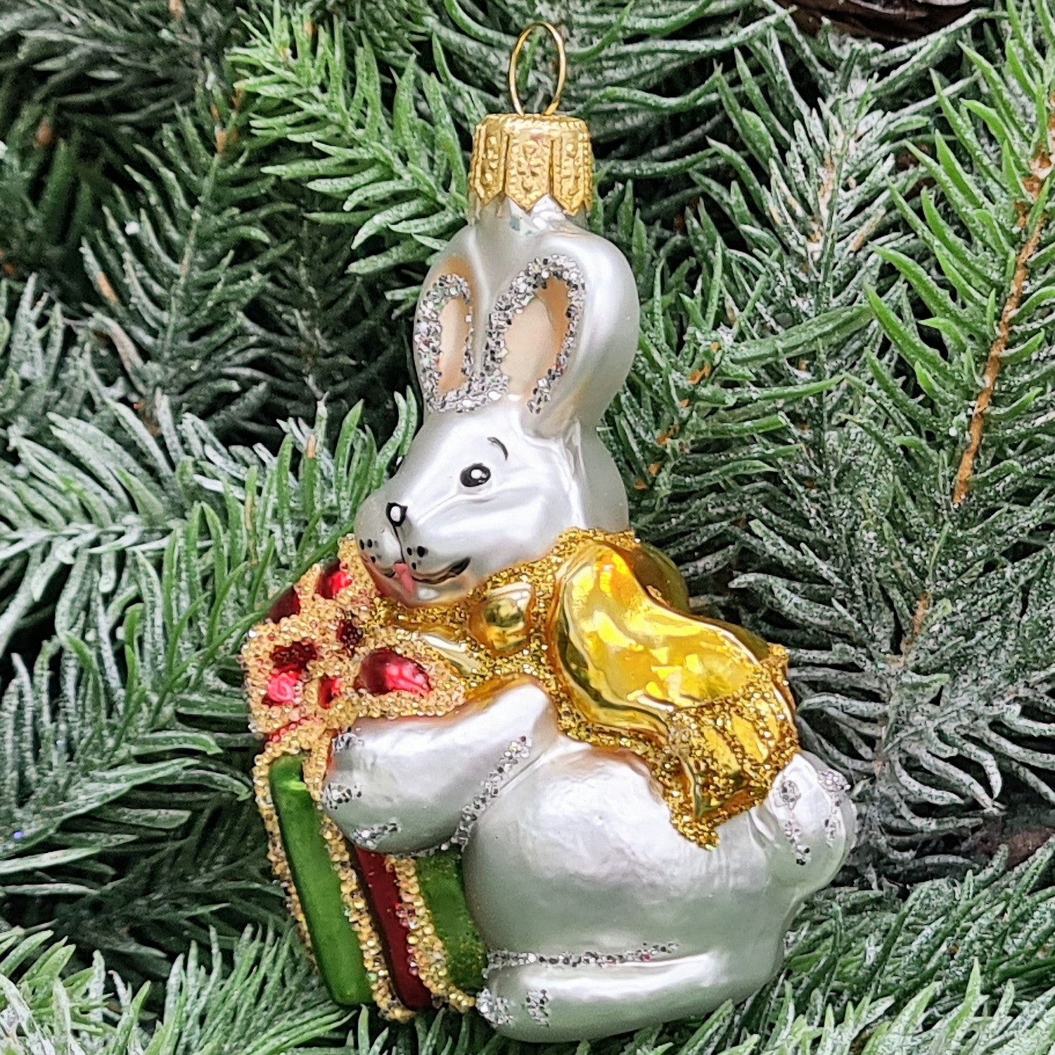 фото Стеклянная елочная игрушка Зайчик с подарком