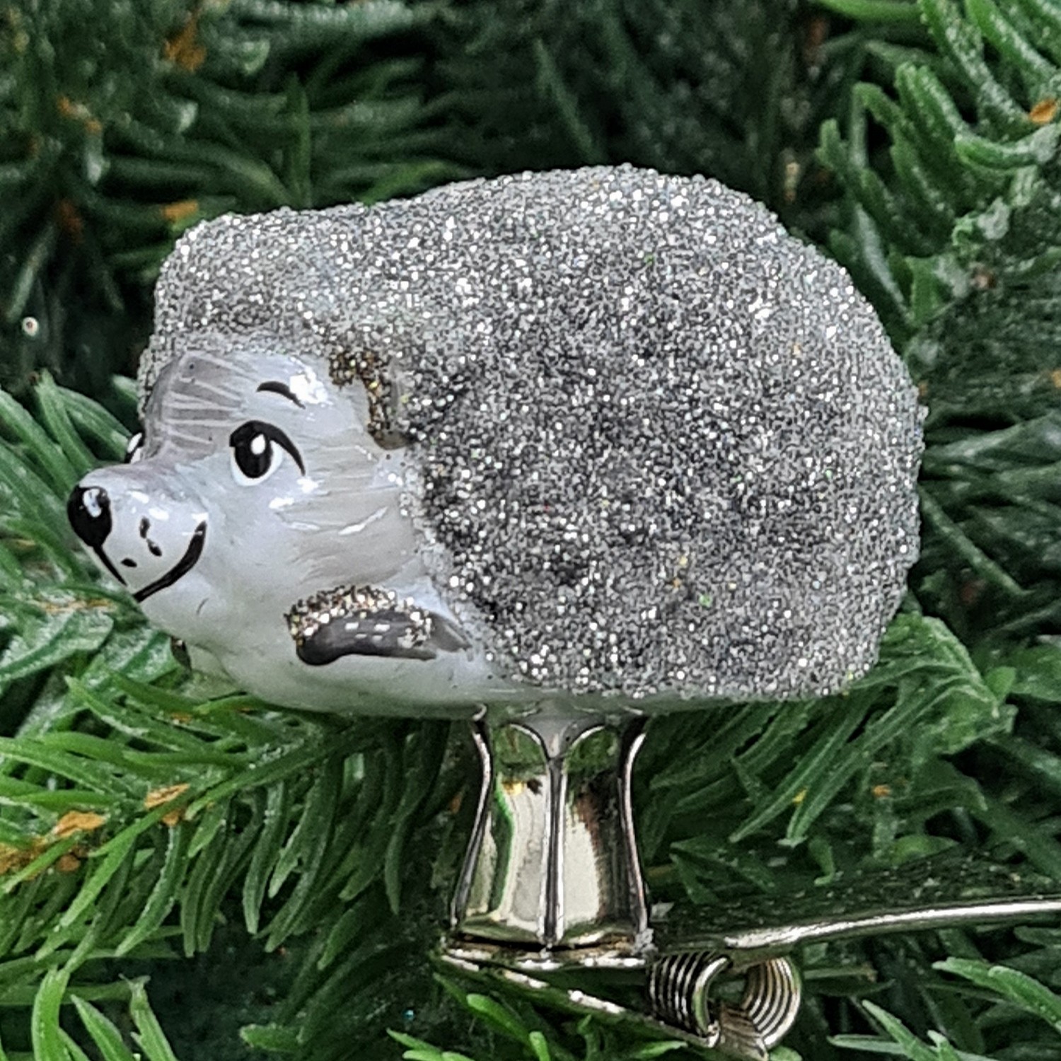 фото Стеклянная елочная игрушка Ежик на прищепке