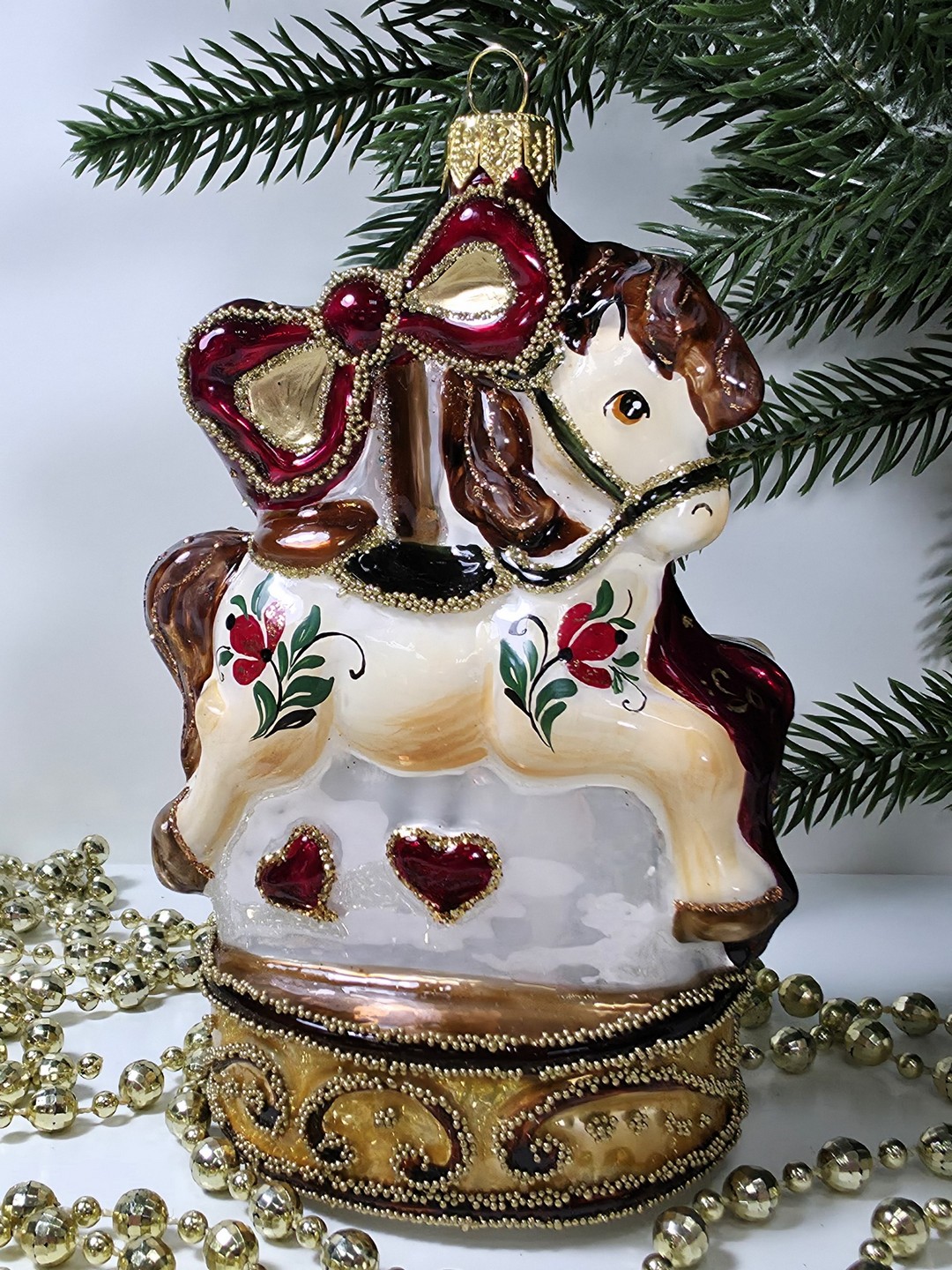 фото Стеклянная елочная игрушка Лошадка на подиуме большая