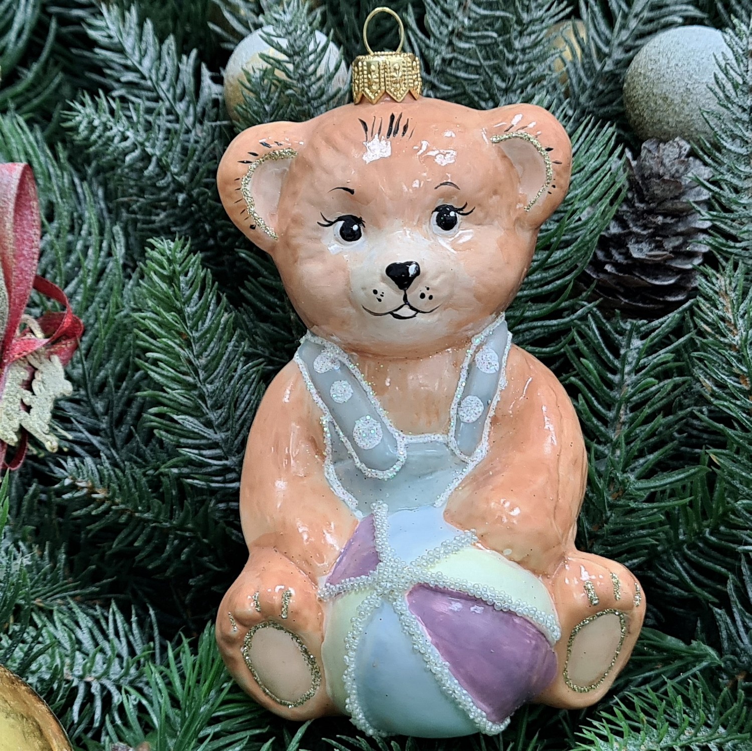 фото Стеклянная елочная игрушка Мишка с мячом