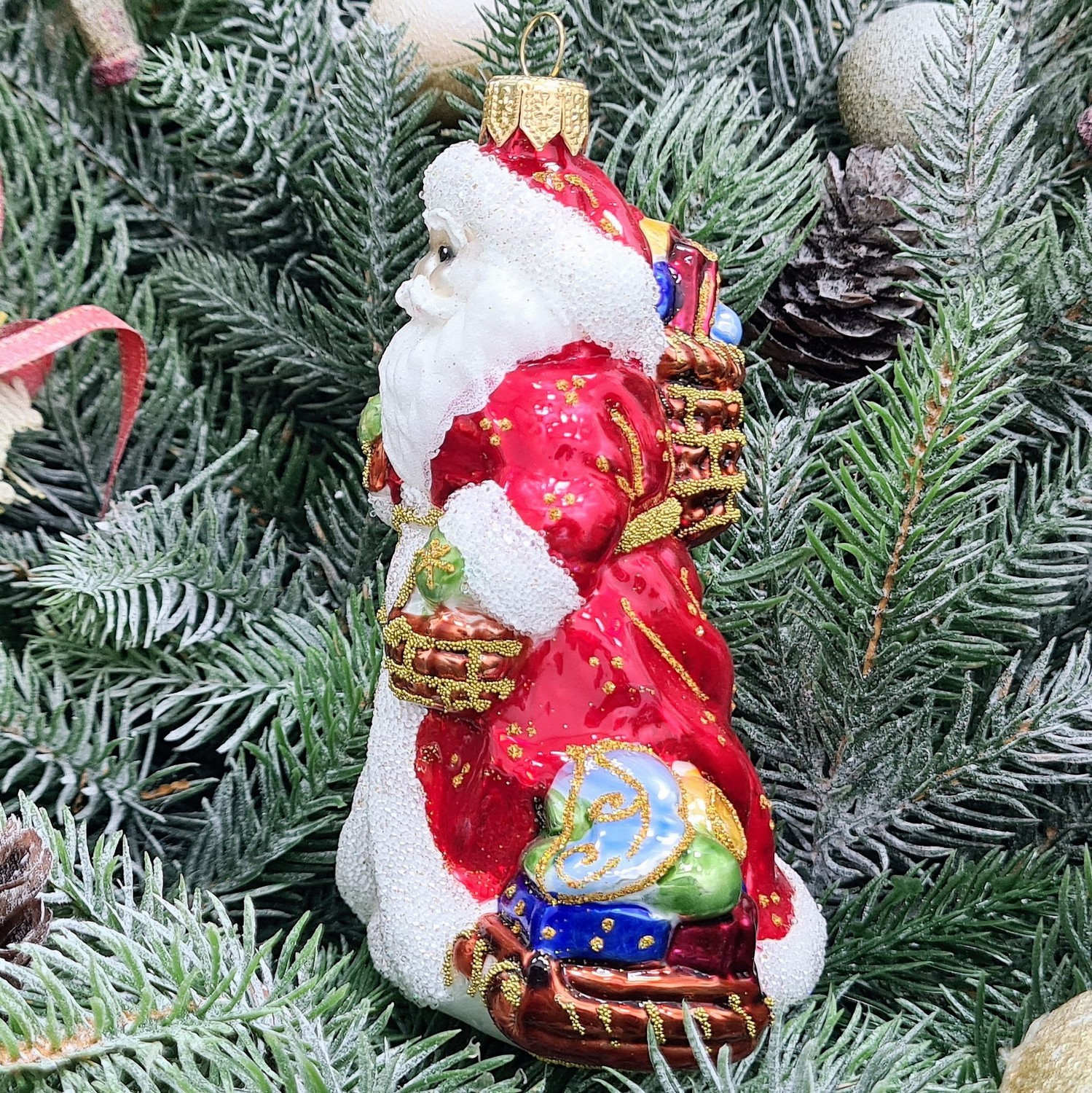 фото Стеклянная елочная игрушка Дед Мороз с подарками-2