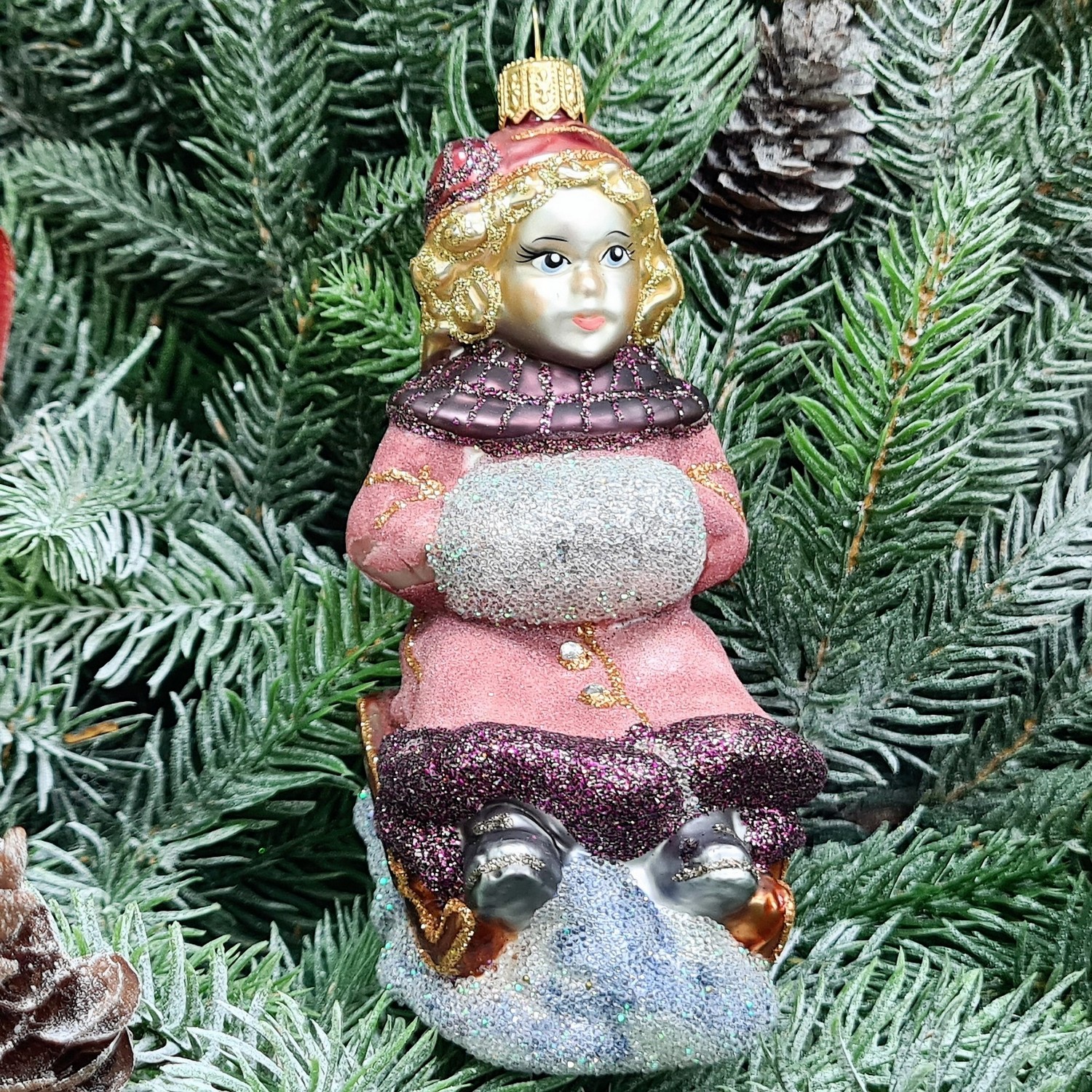 фото Стеклянная елочная игрушка Девочка на санях сахар