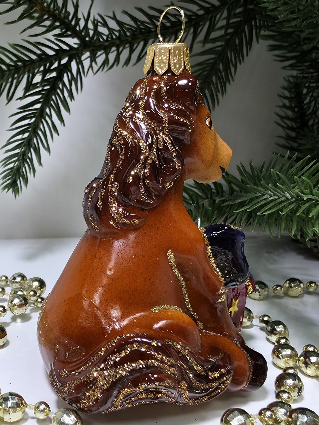 фото Стеклянная елочная игрушка Лошадка с подарком