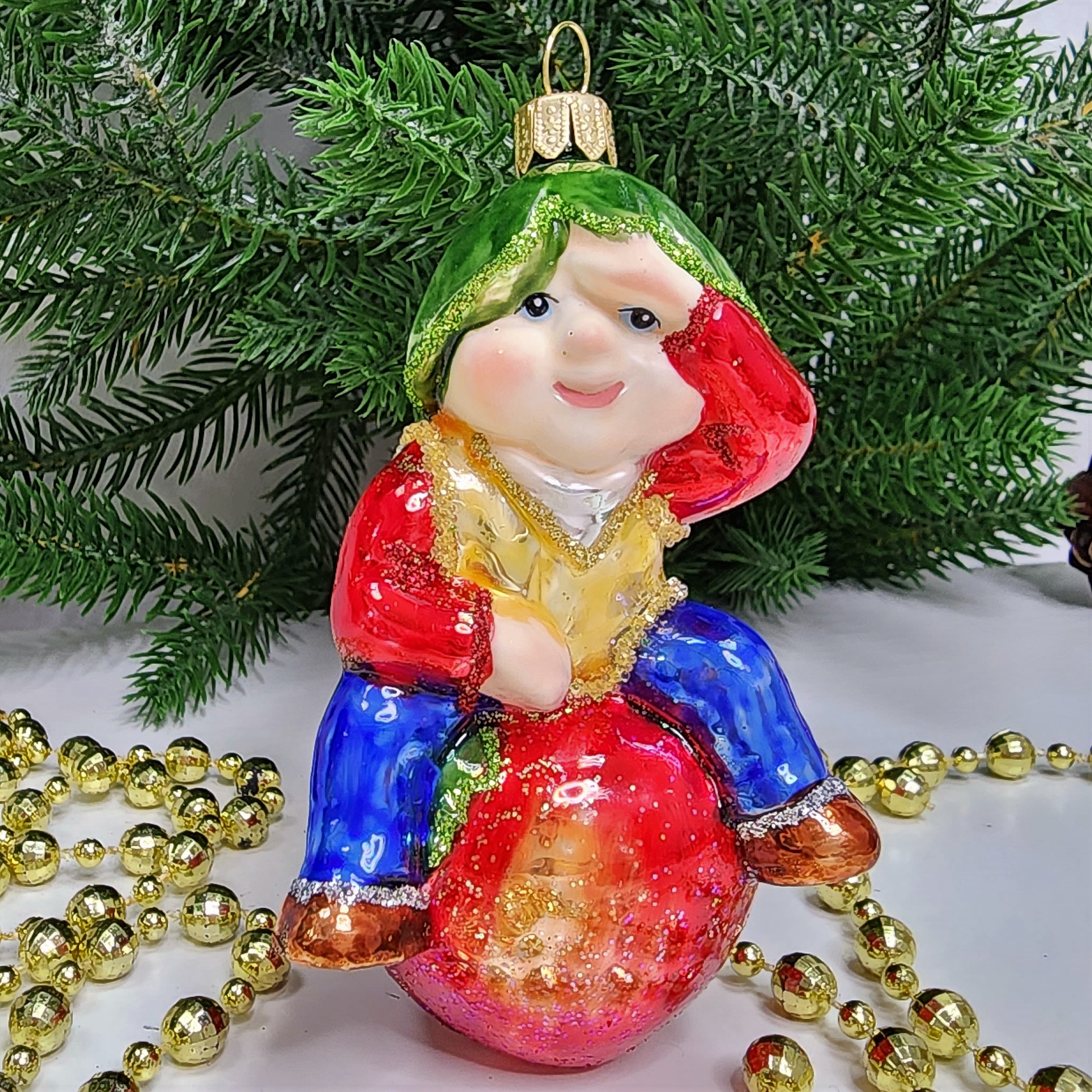 фото Стеклянная елочная игрушка Гном на яблоке