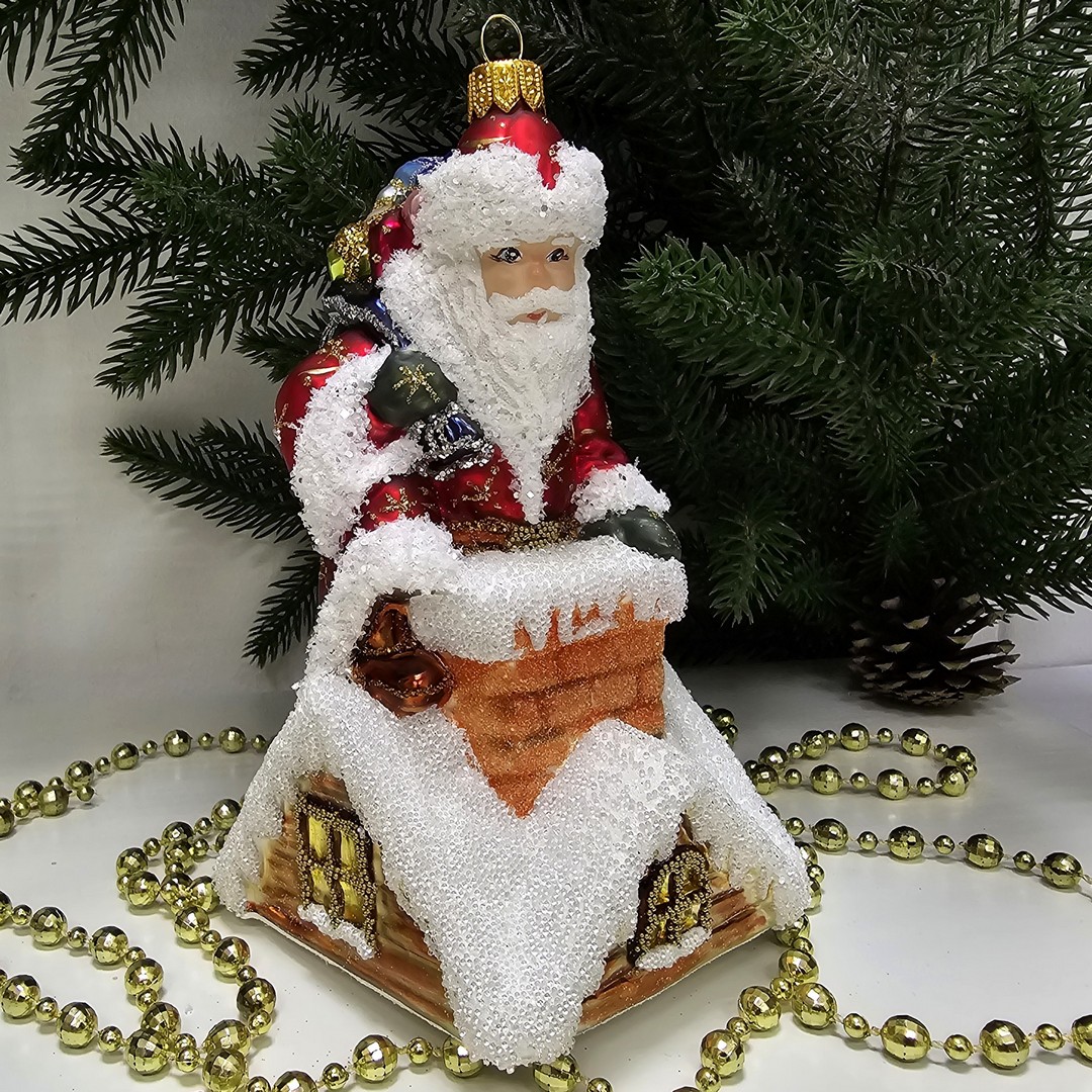 фото Стеклянная елочная игрушка Дед Мороз на крыше большой