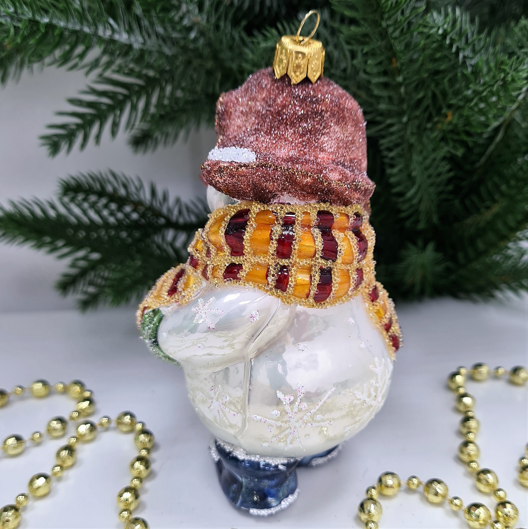 фото Стеклянная елочная игрушка Снеговик в ушанке с зайчиком