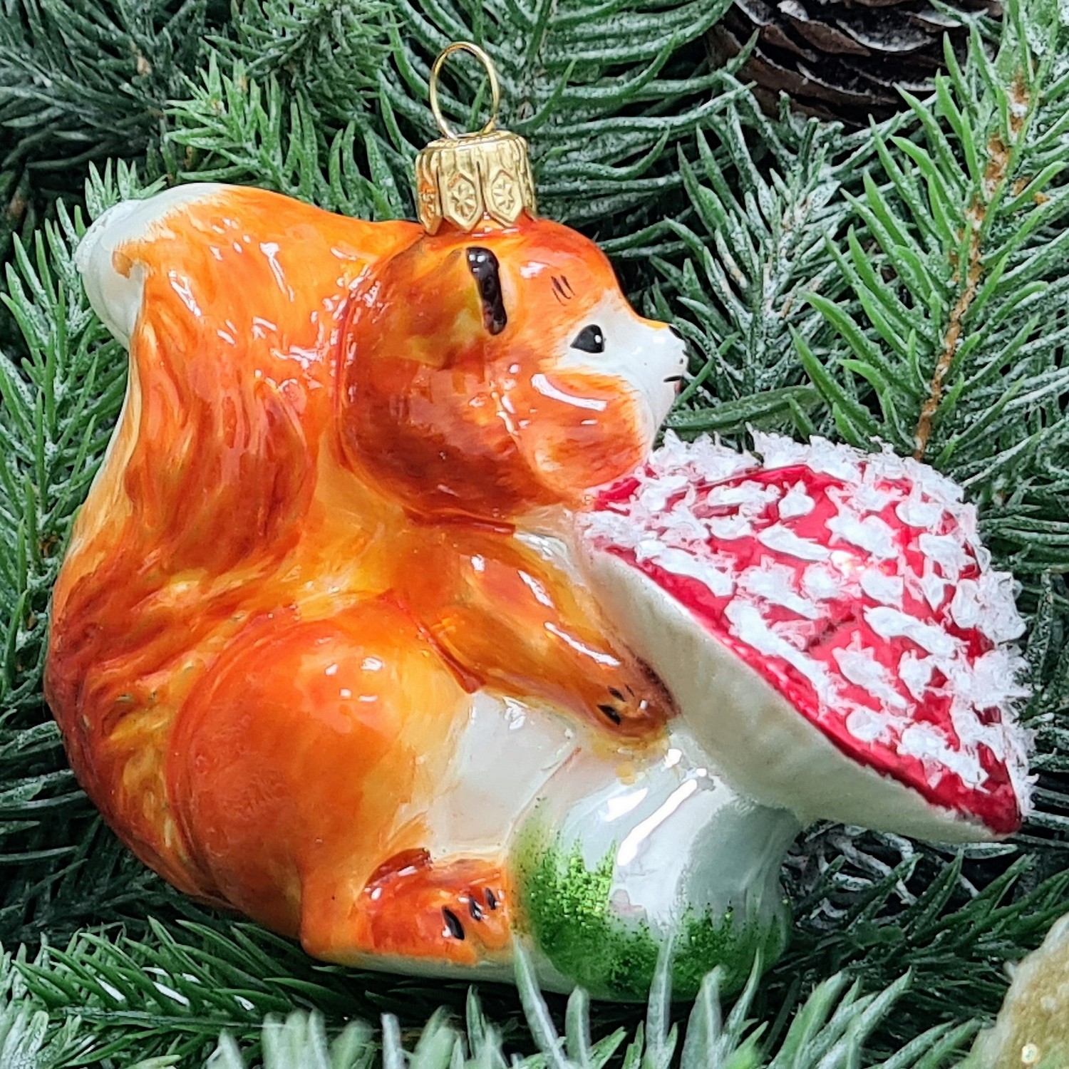 фото Стеклянная елочная игрушка Белочка с грибочком рыжая