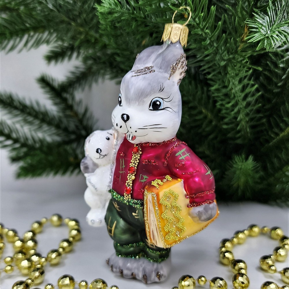 фото Стеклянная елочная игрушка Зайчик с зайкой и книгой