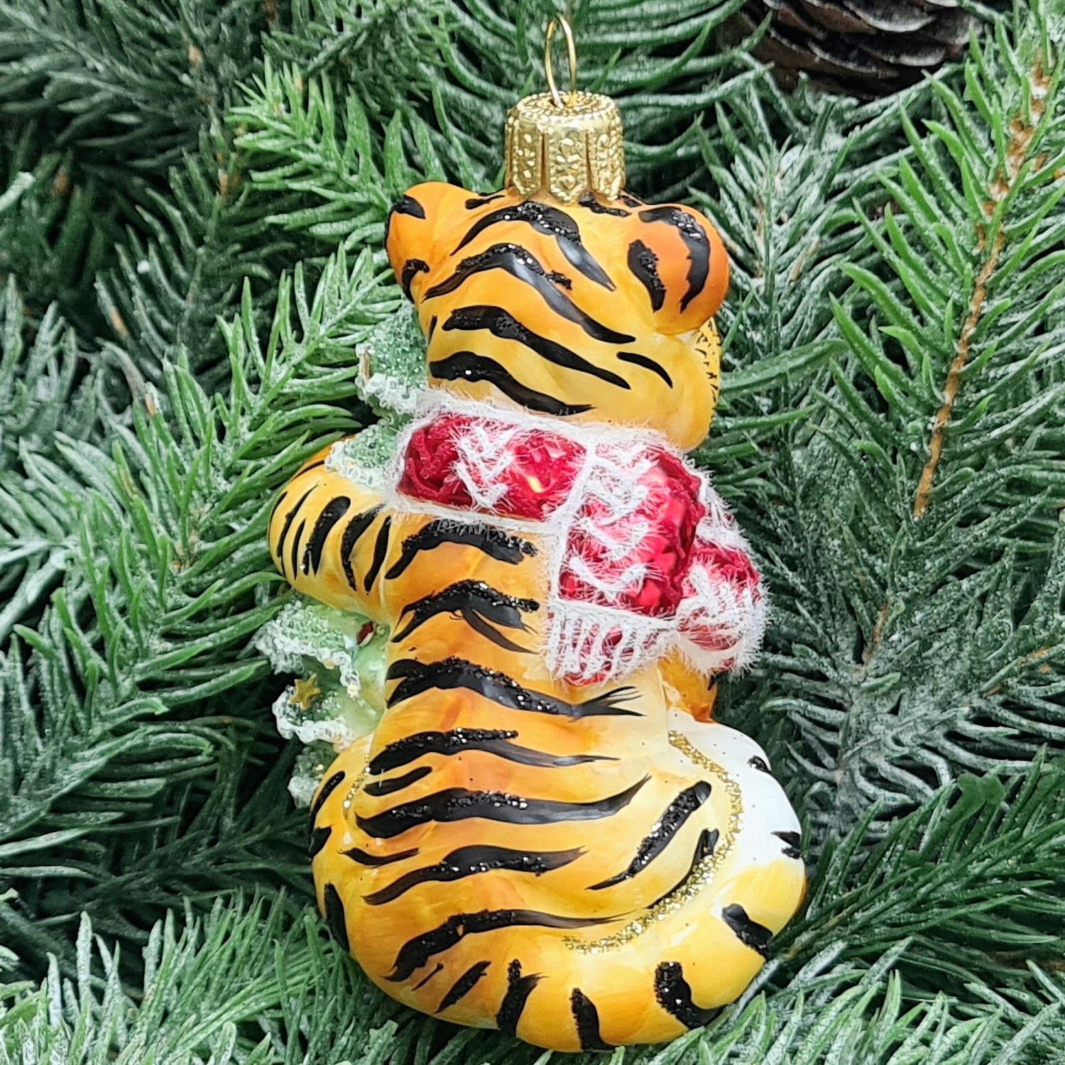 фото Стеклянная елочная игрушка Тигренок с елкой