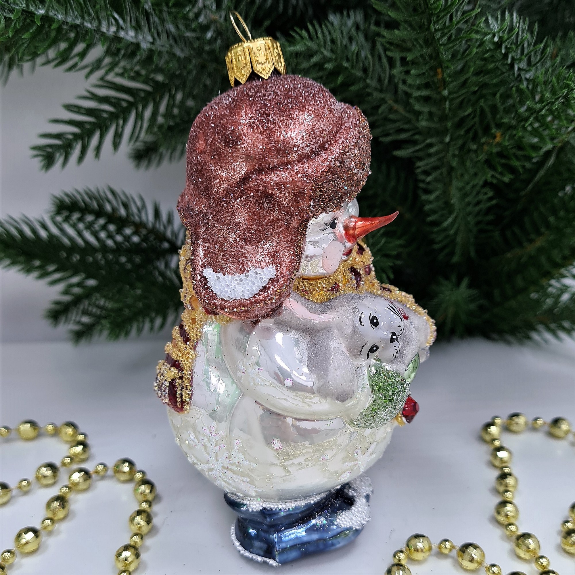 фото Стеклянная елочная игрушка Снеговик в ушанке с зайчиком