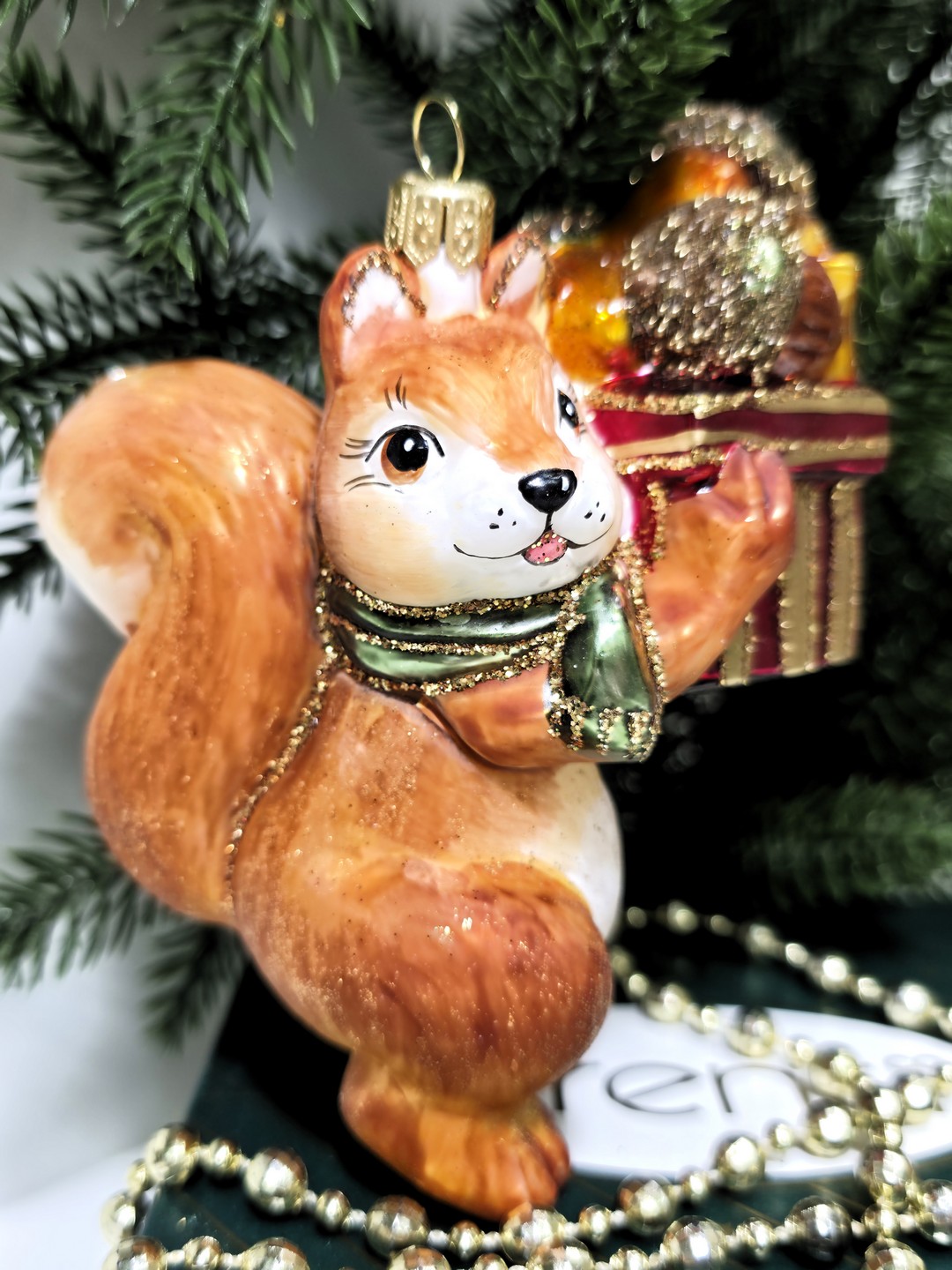 фото Стеклянная елочная игрушка Белка с подарками