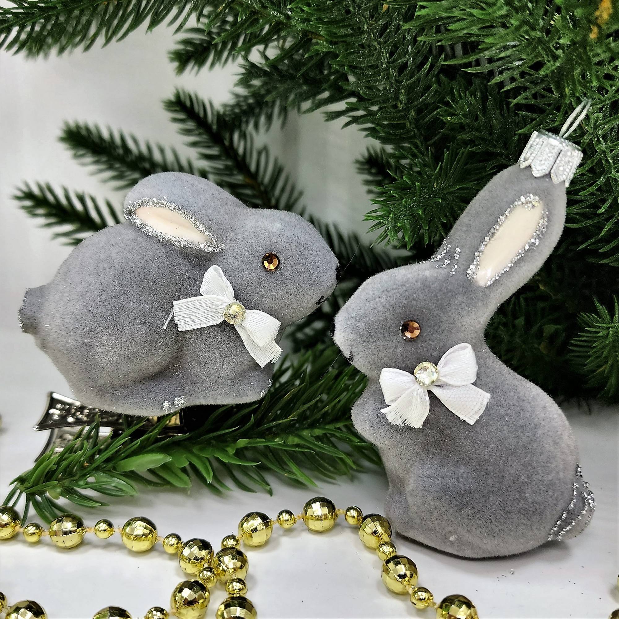 фото Набор ёлочных игрушек Два зайчика флок серые