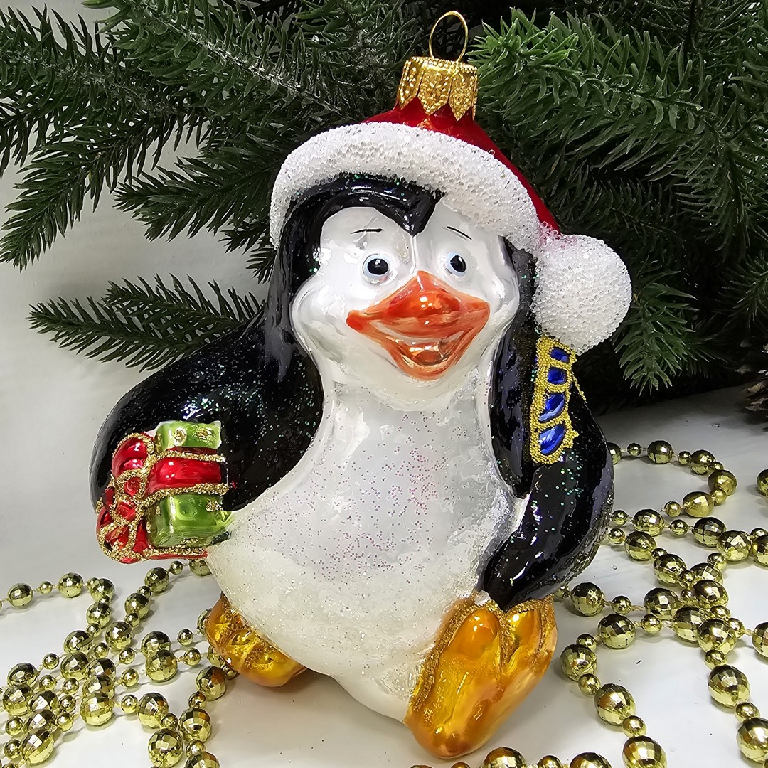фото Стеклянная елочная игрушка Пингвин с подарком