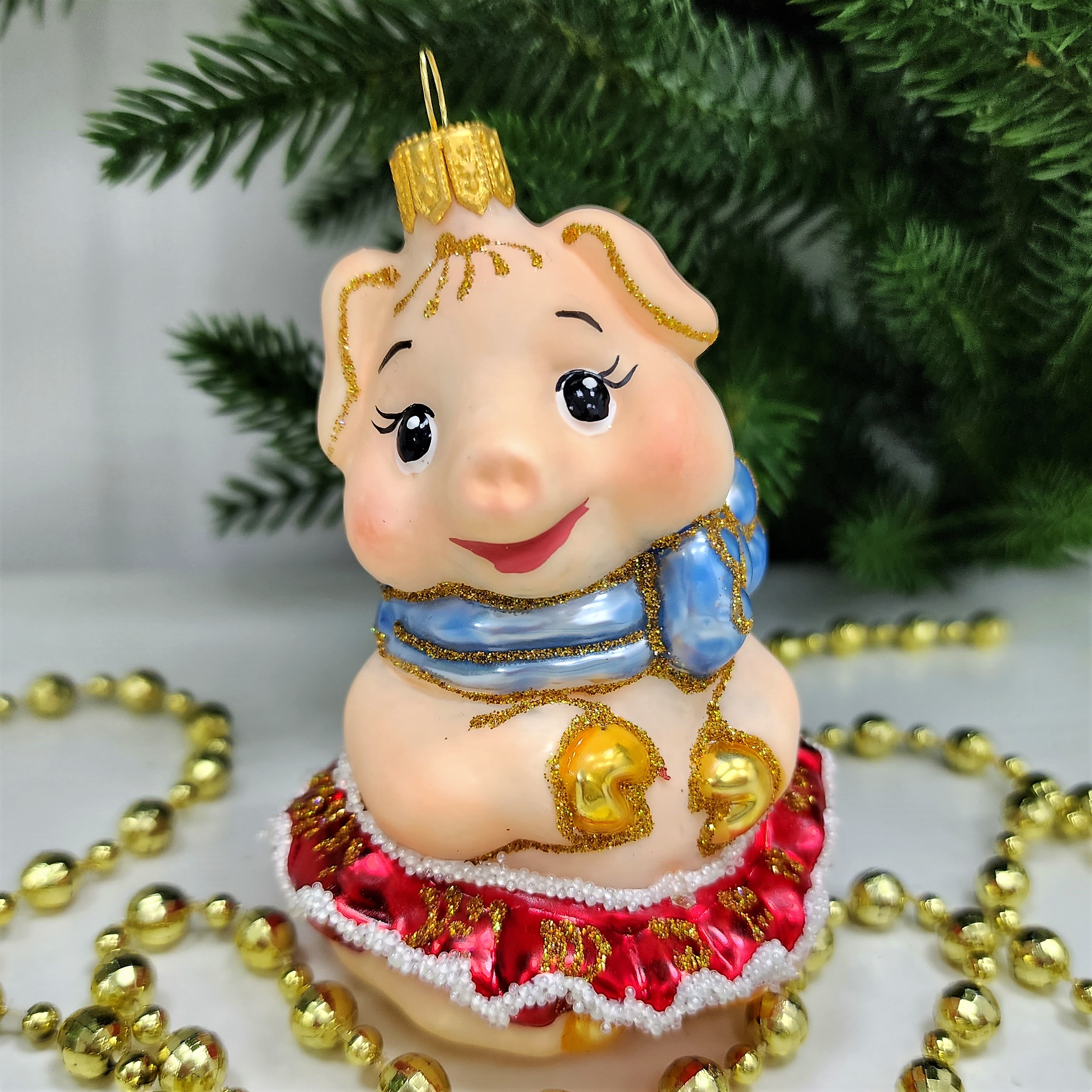 фото Стеклянная елочная игрушка Свинка девочка