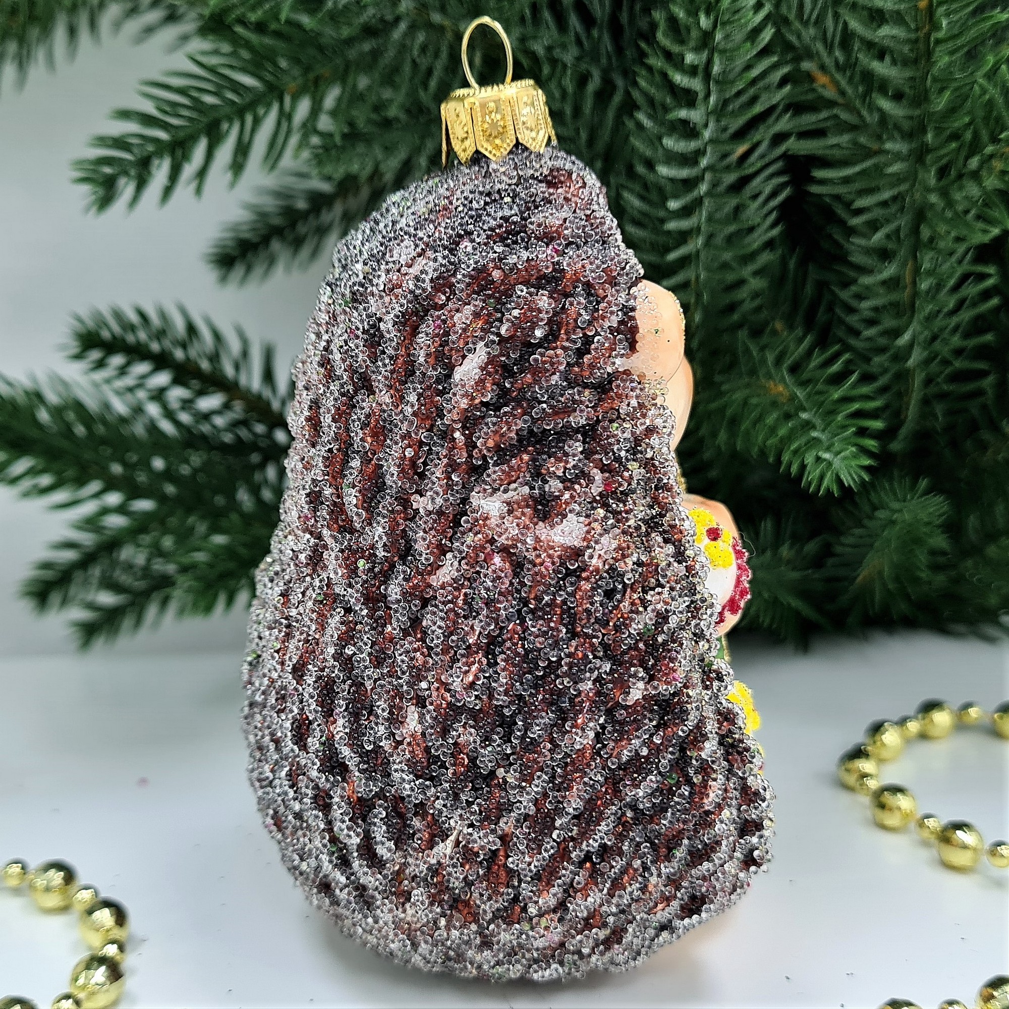 фото Стеклянная елочная игрушка Ежик с яблоком девочка