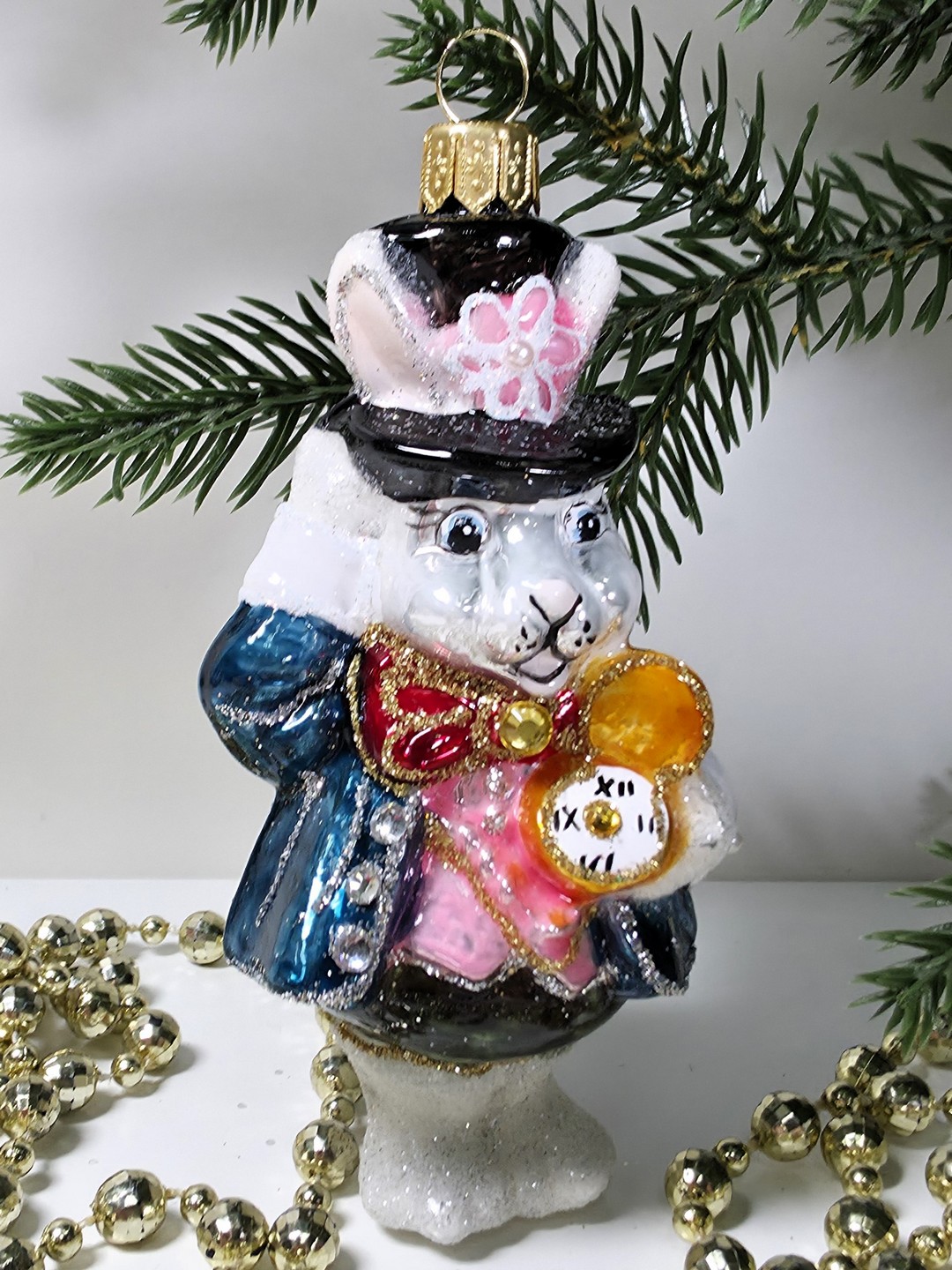 фото Стеклянная елочная игрушка Белый кролик с часами