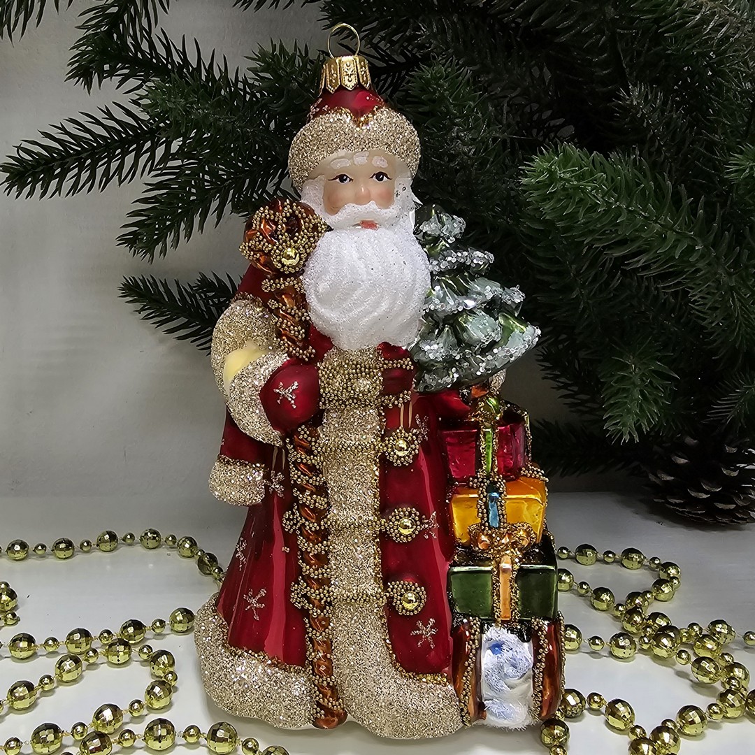 фото Стеклянная елочная игрушка Дед Мороз с подарками красный