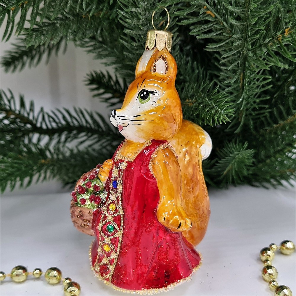фото Стеклянная елочная игрушка Белочка с корзинкой