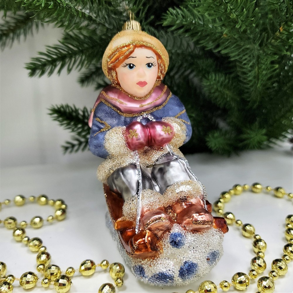 фото Стеклянная елочная игрушка Мальчик на санях сахар