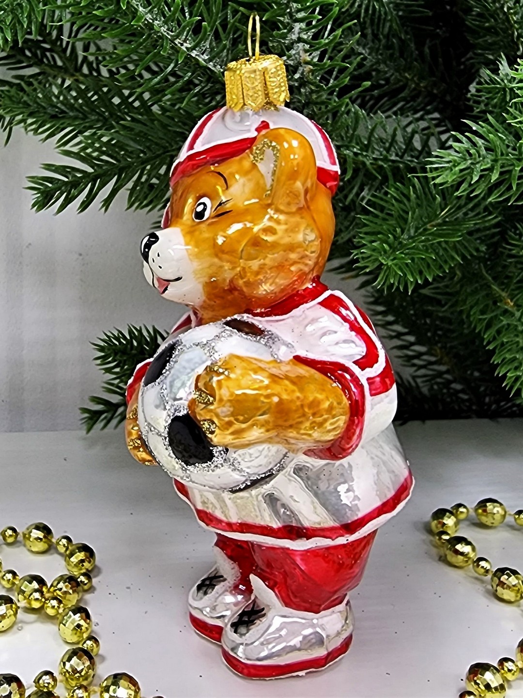 фото Стеклянная елочная игрушка Мишка Футболист