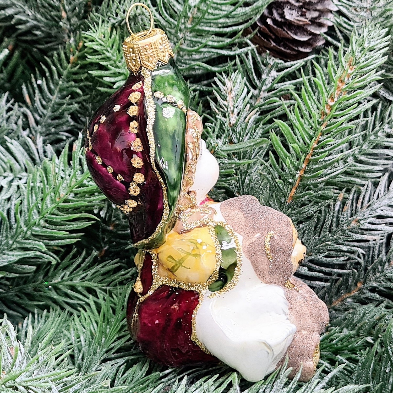 фото Стеклянная елочная игрушка Девочка с мишкой сидит