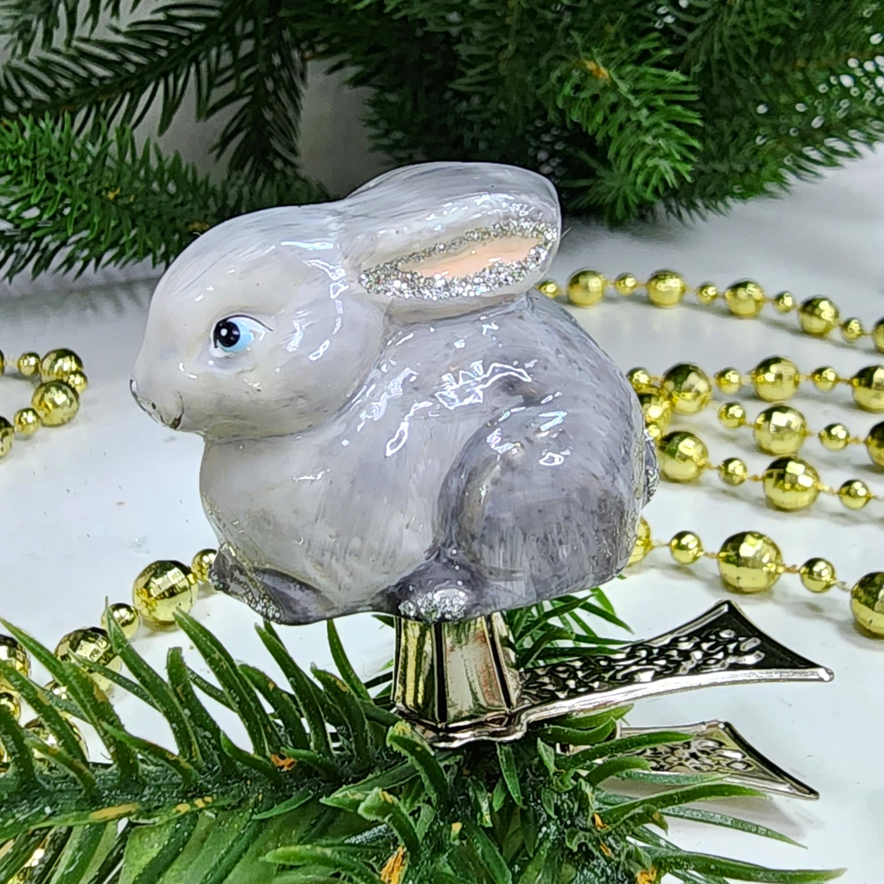 фото Стеклянная елочная игрушка Зайчик на прищепке