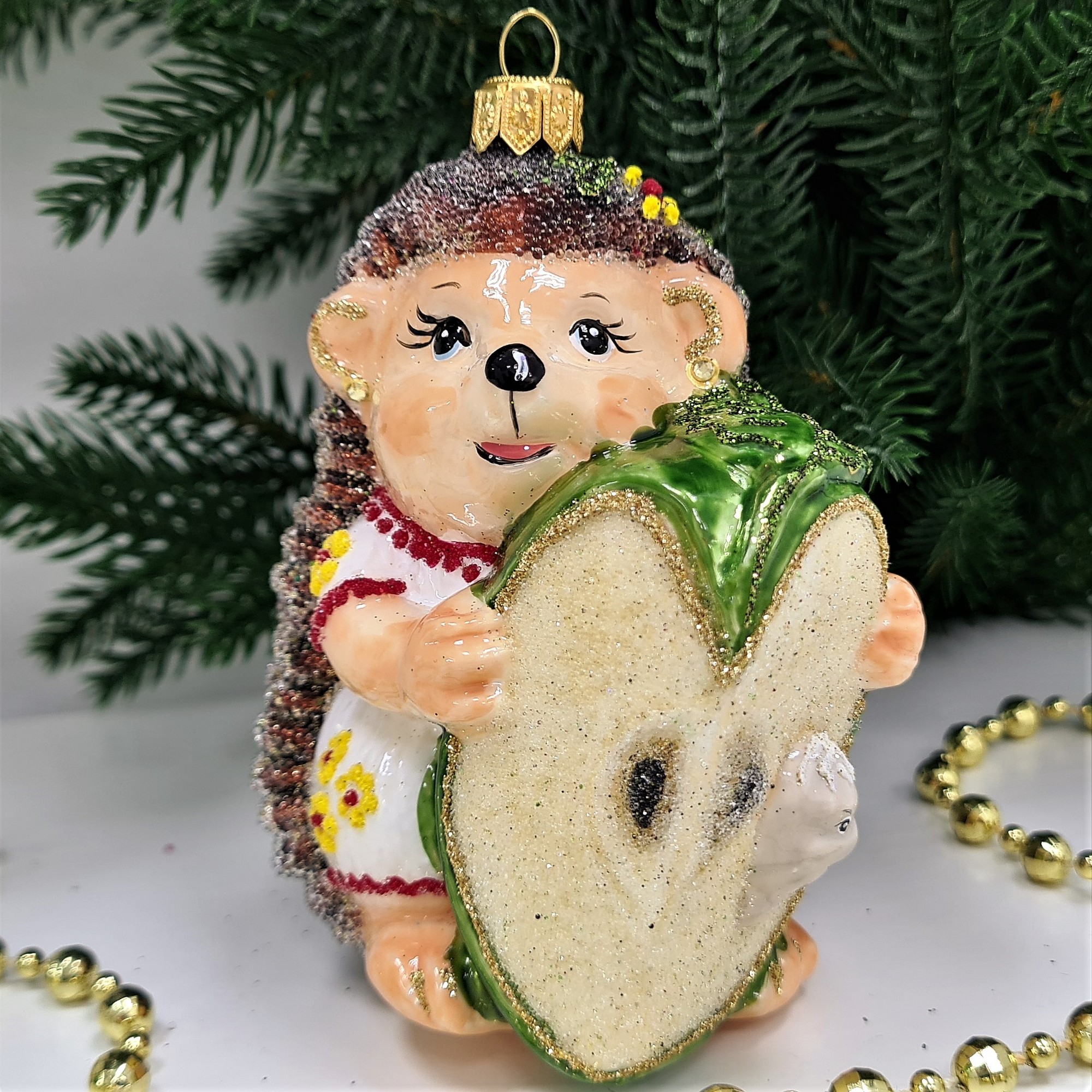 фото Стеклянная елочная игрушка Ежик с яблоком девочка