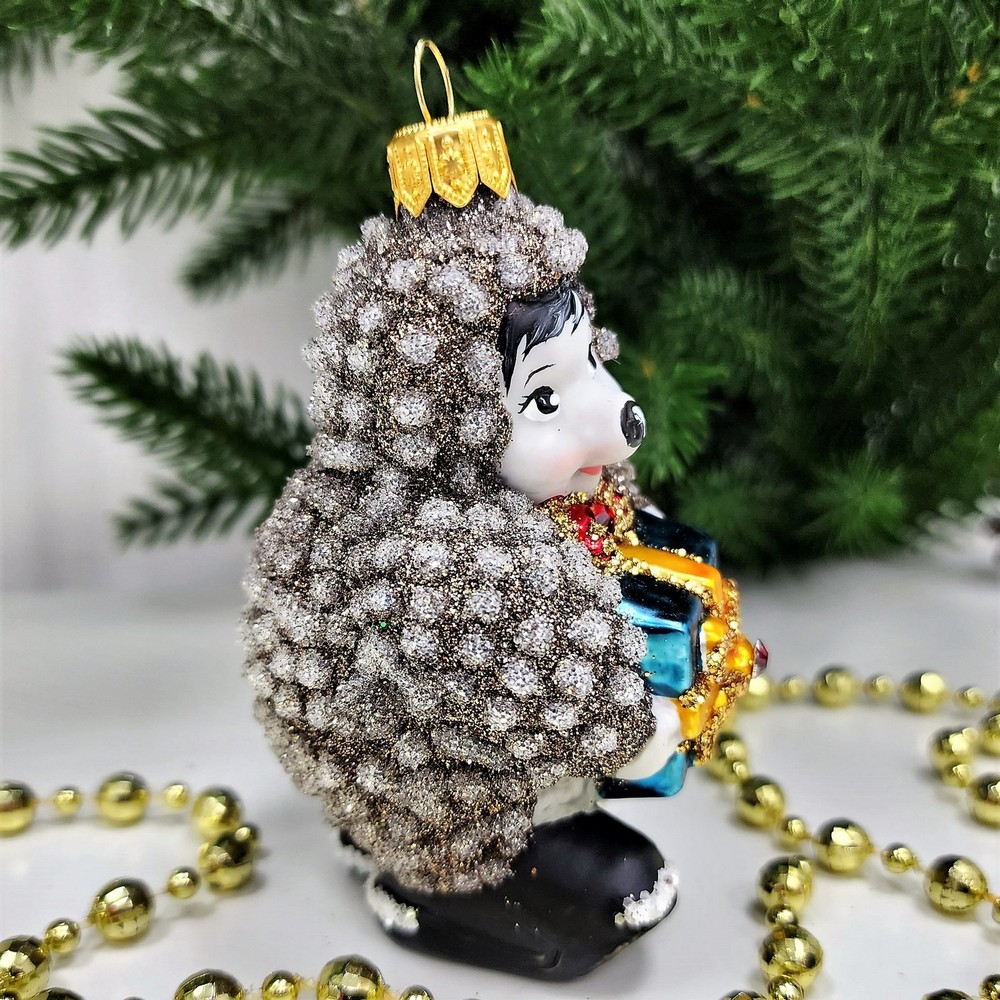 фото Стеклянная елочная игрушка Ежик с подарком крем