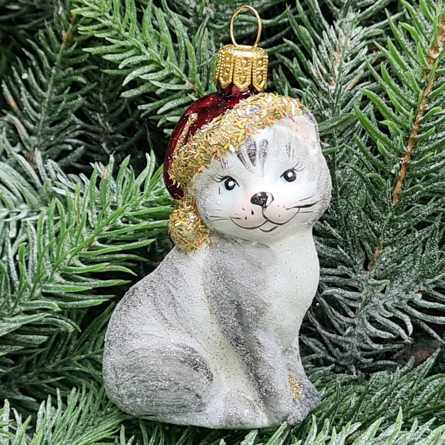 фото Стеклянная елочная игрушка Котик в шапке серый