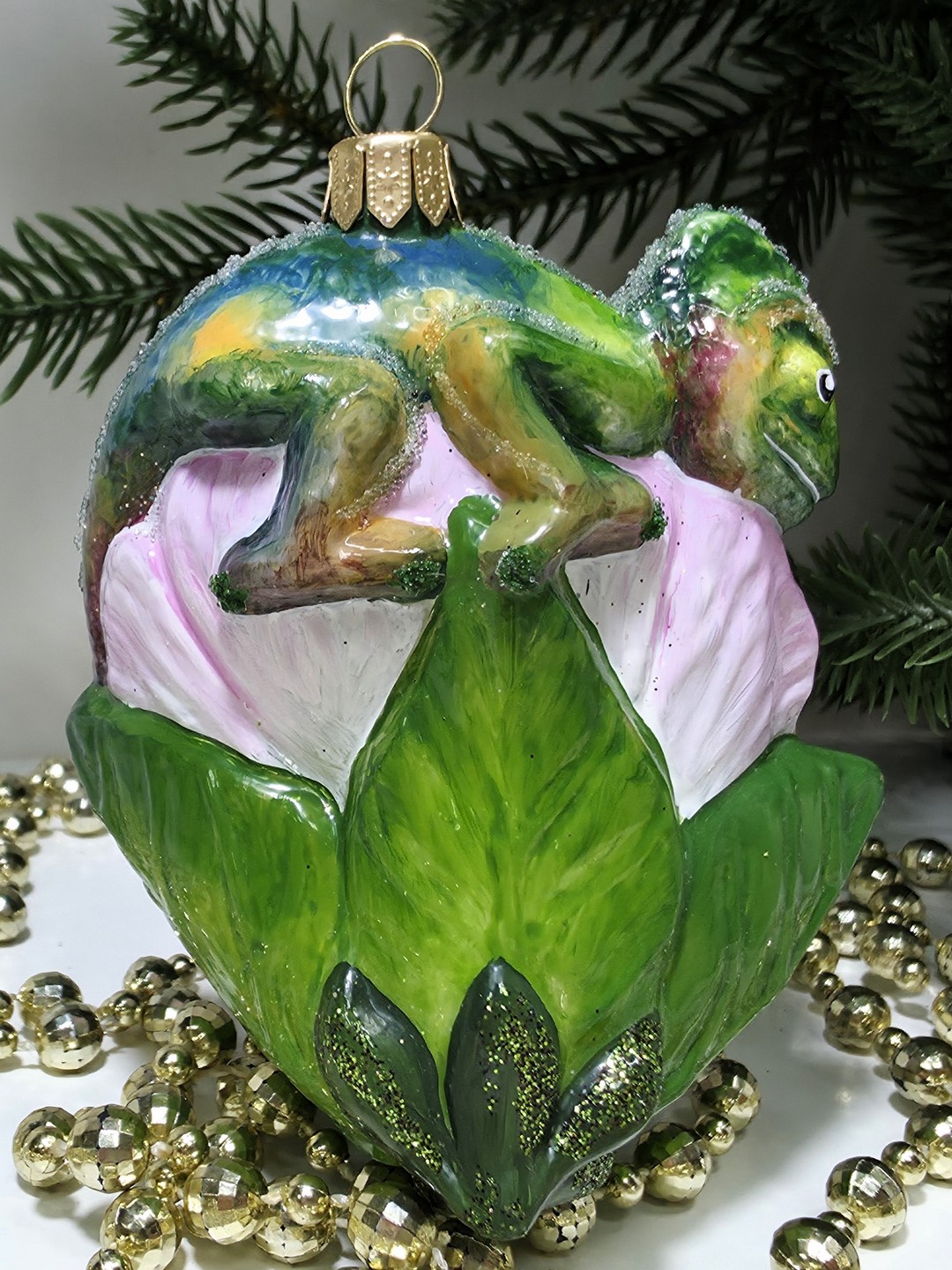 фото Стеклянная елочная игрушка Хамелеон на цветке
