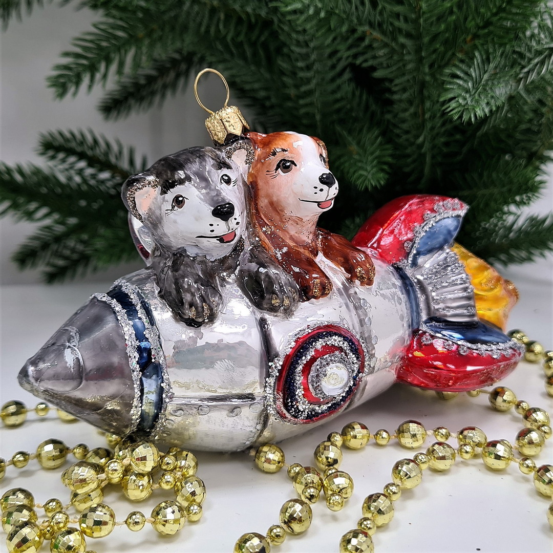 фото Стеклянная елочная игрушка Белка Стрелка на ракете