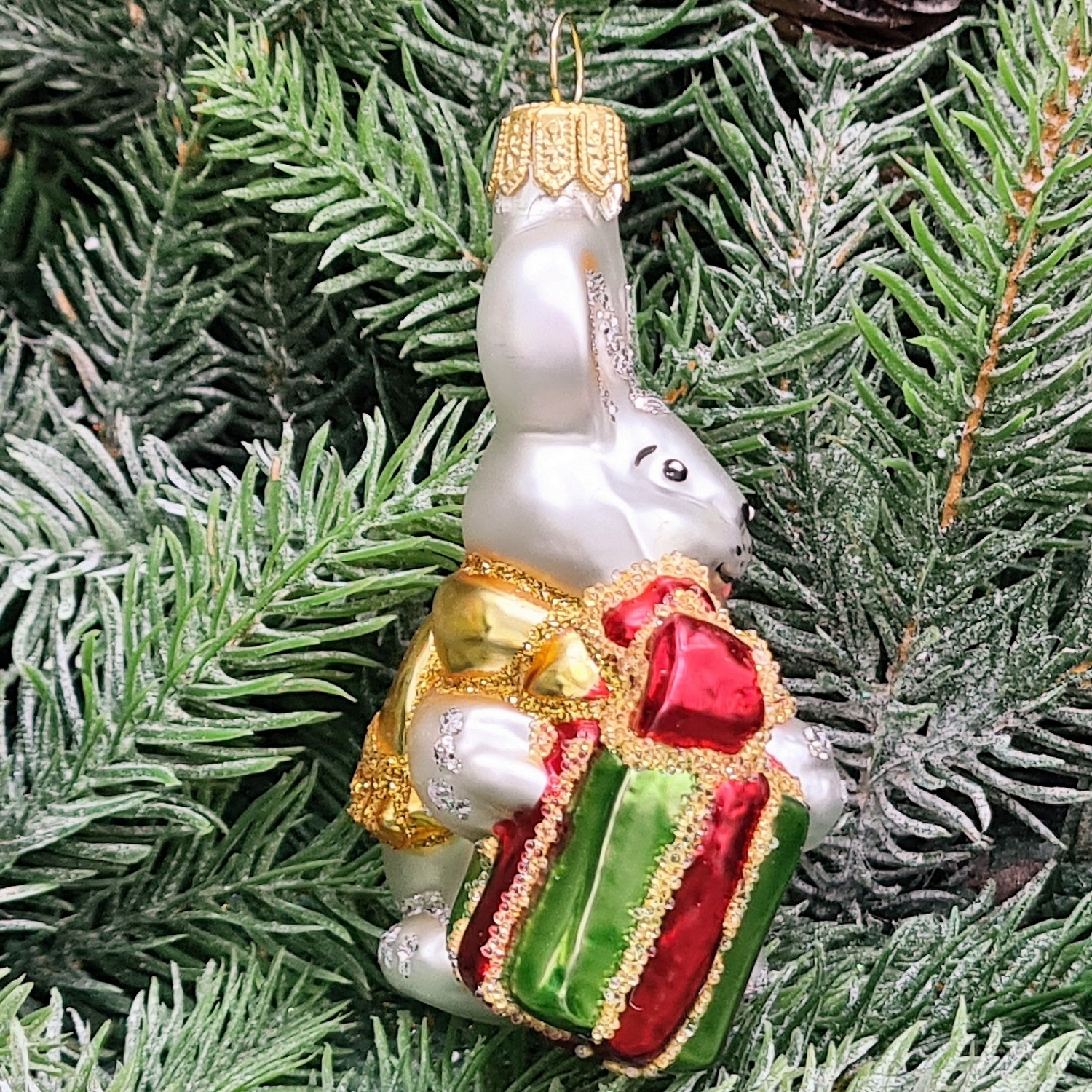 фото Стеклянная елочная игрушка Зайчик с подарком