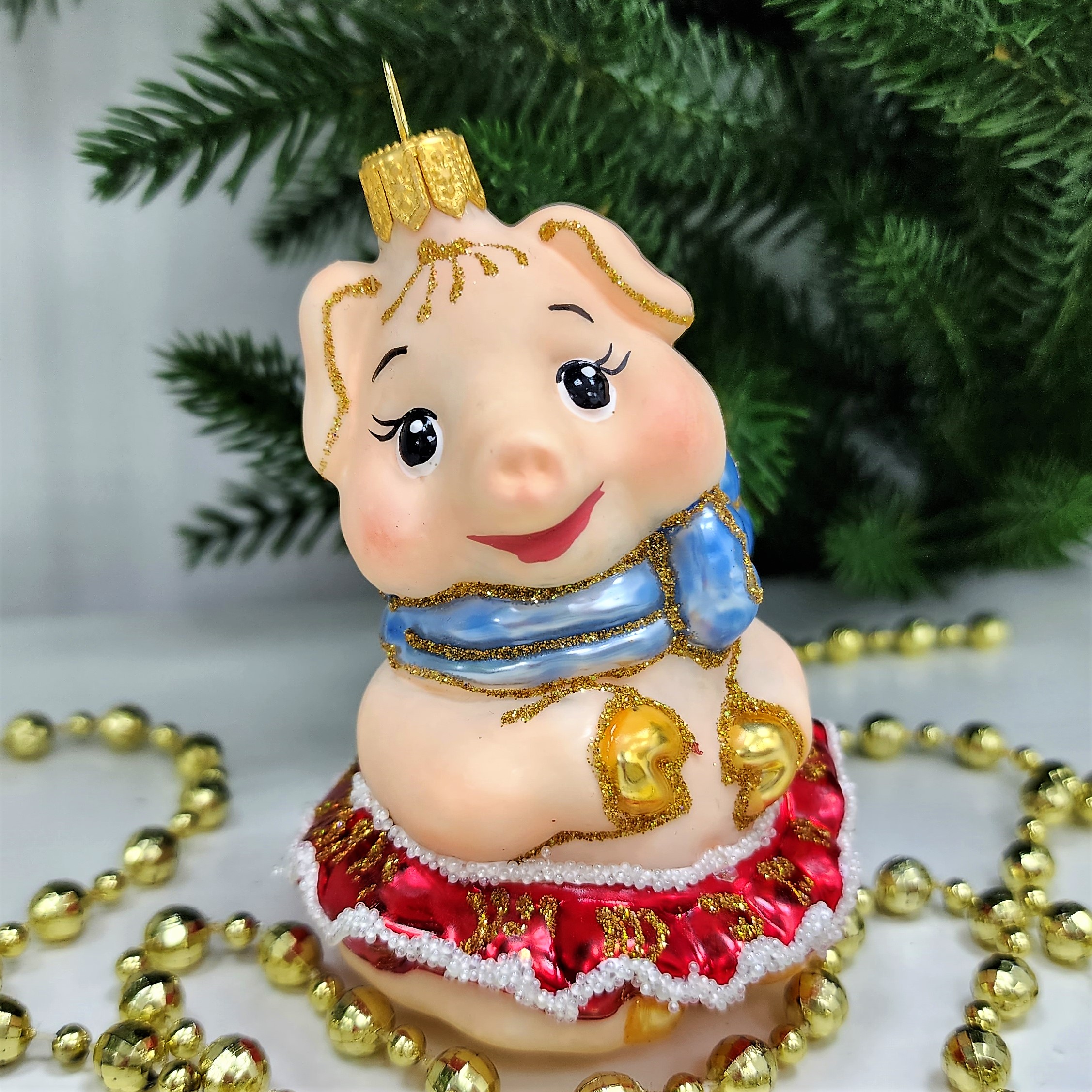 фото Стеклянная елочная игрушка Свинка девочка