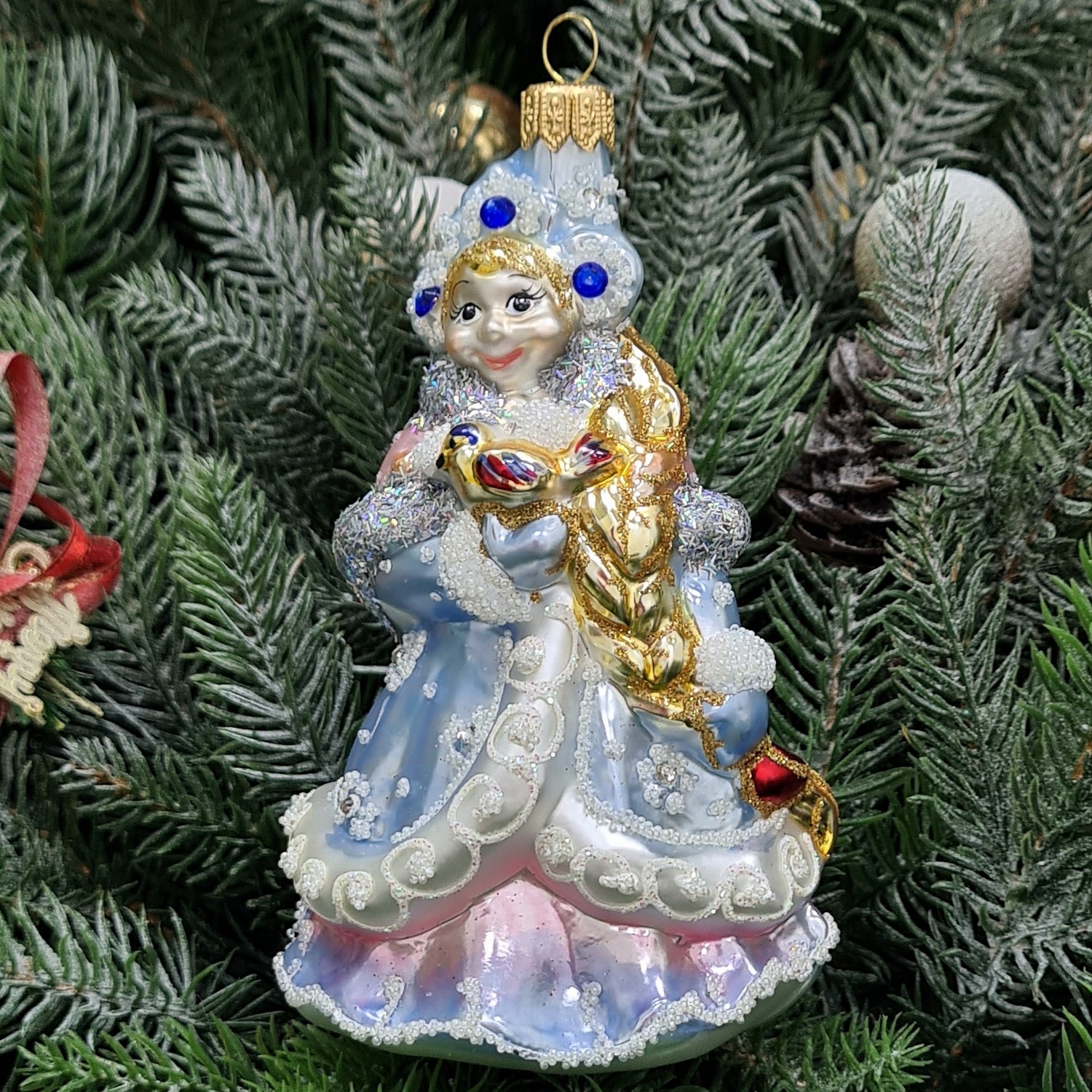 фото Стеклянная елочная игрушка Снегурочка с птичкой