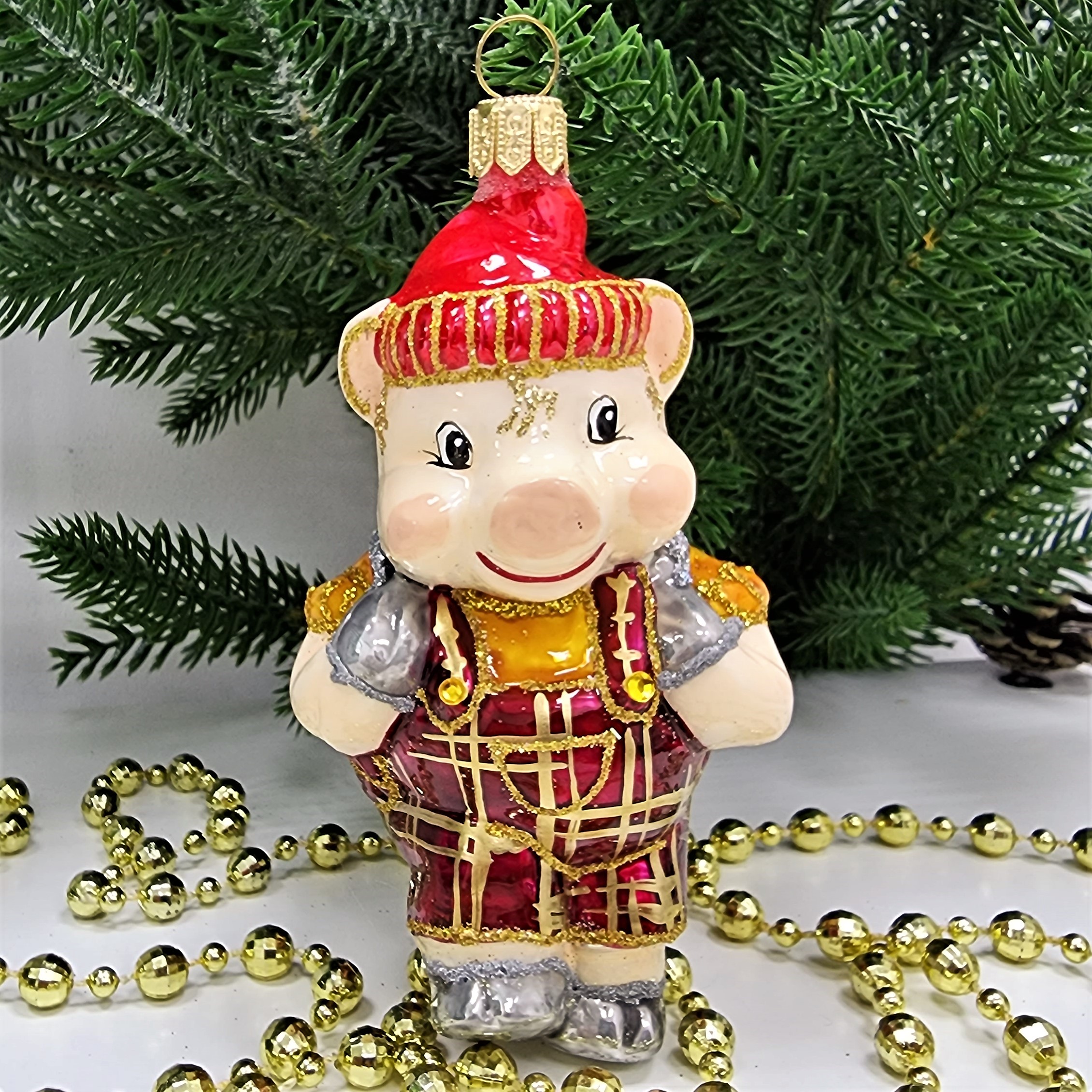фото Стеклянная елочная игрушка Поросенок с дровами