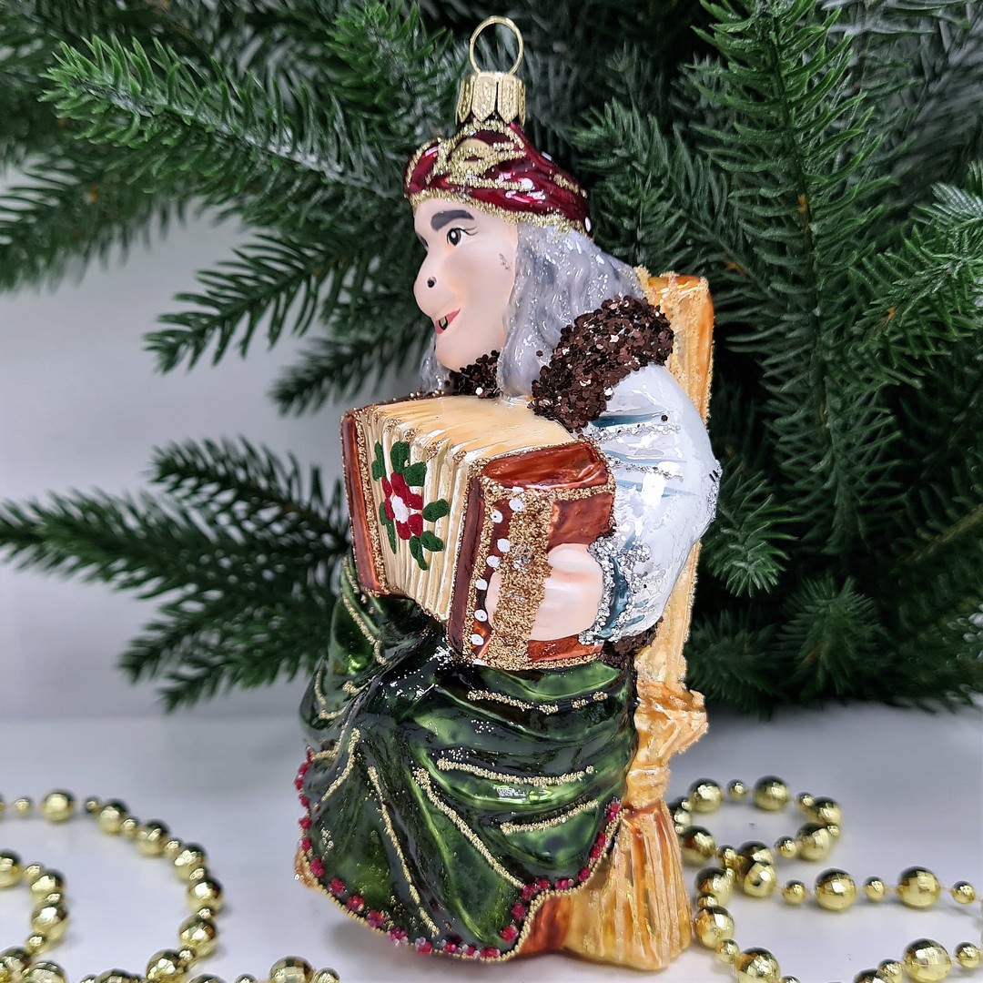 фото Стеклянная елочная игрушка Баба Яга с гармошкой