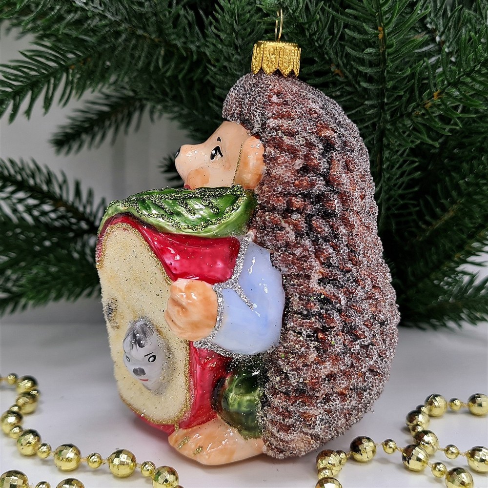 фото Стеклянная елочная игрушка Ежик с яблоком мальчик