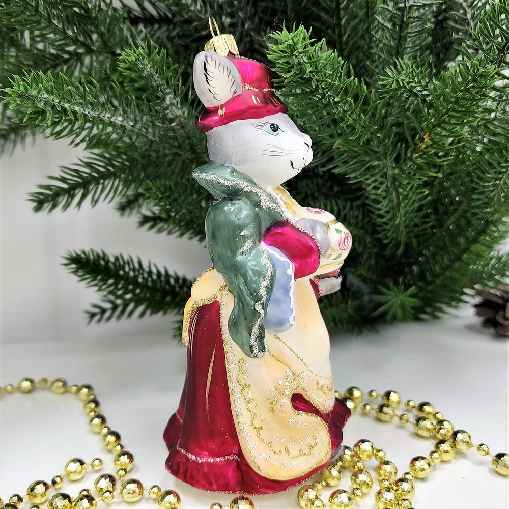 фото Стеклянная елочная игрушка Зайчиха с чайником бордо