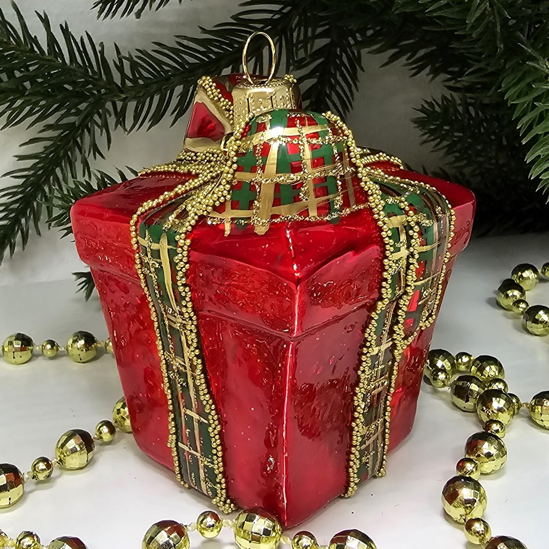 фото Стеклянная елочная игрушка Подарок