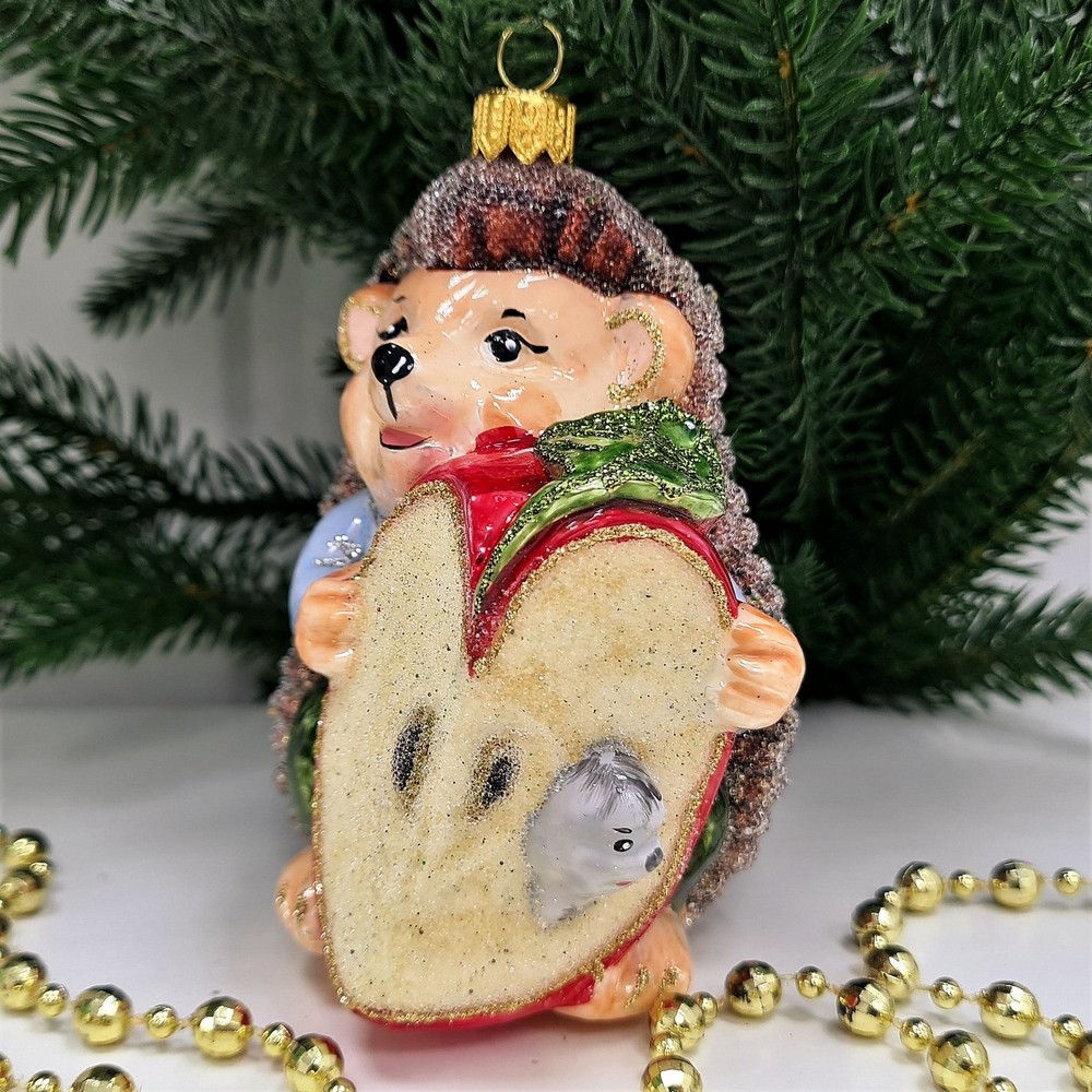 фото Стеклянная елочная игрушка Ежик с яблоком мальчик