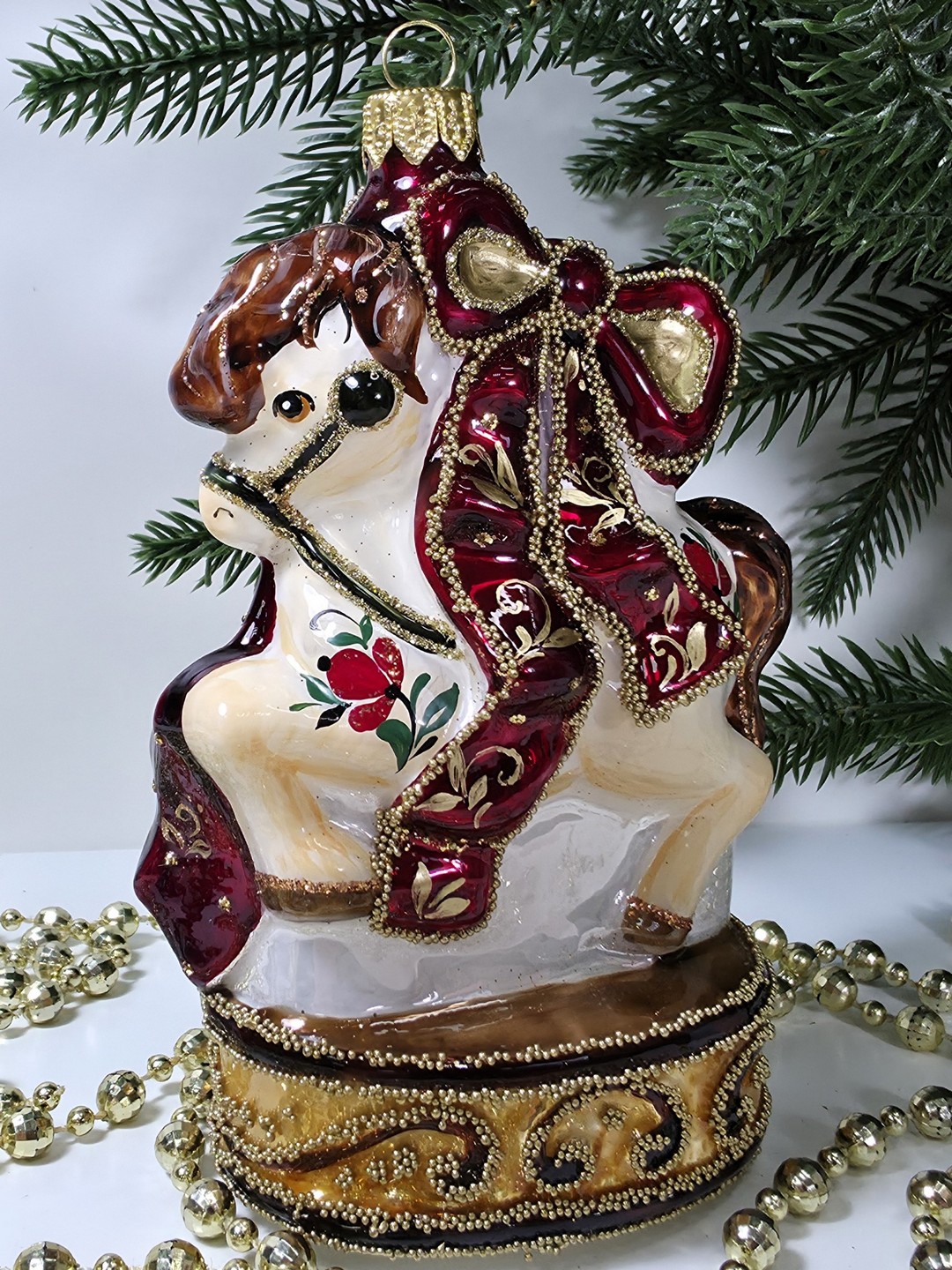 фото Стеклянная елочная игрушка Лошадка на подиуме большая