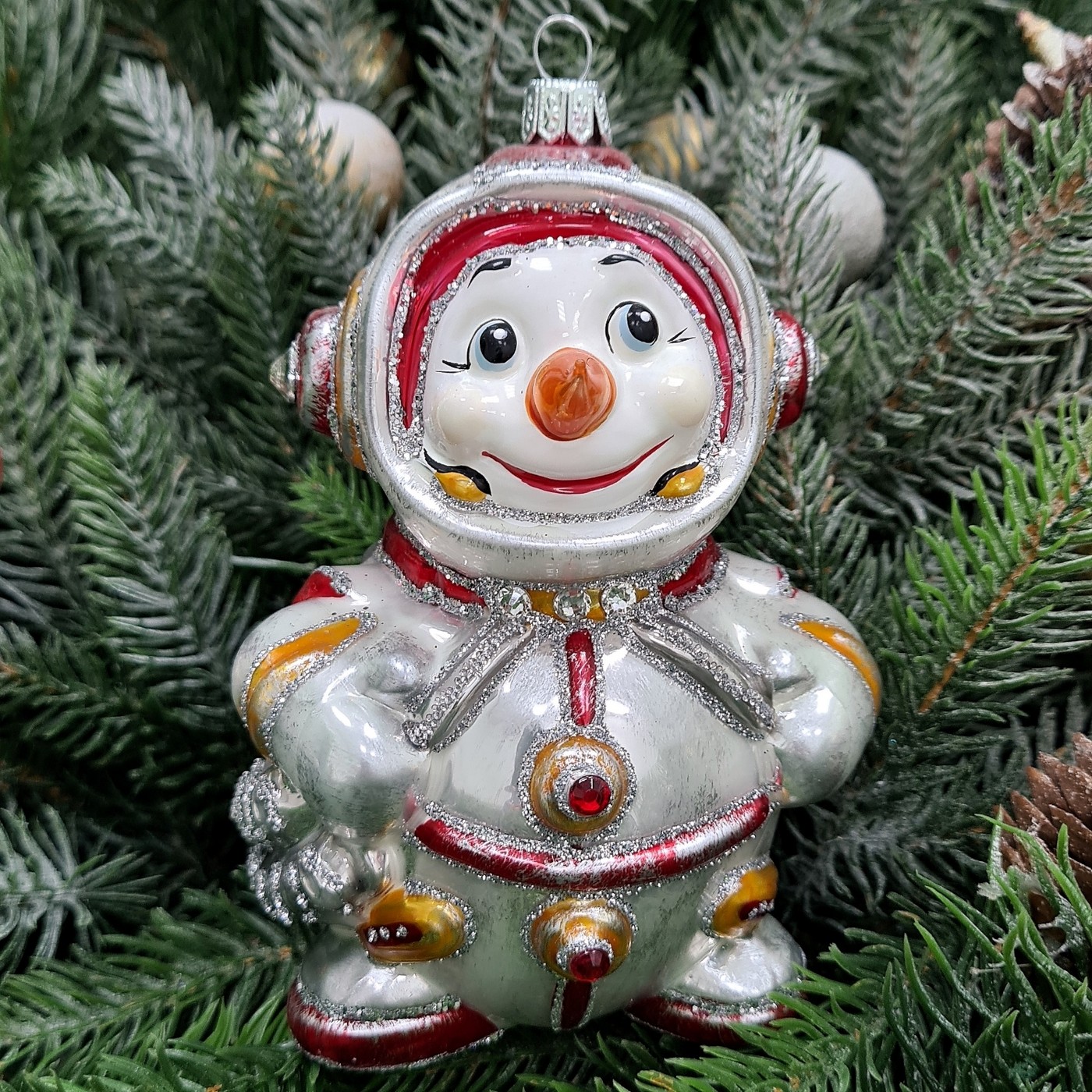 фото Стеклянная елочная игрушка Снеговик космонавт красный