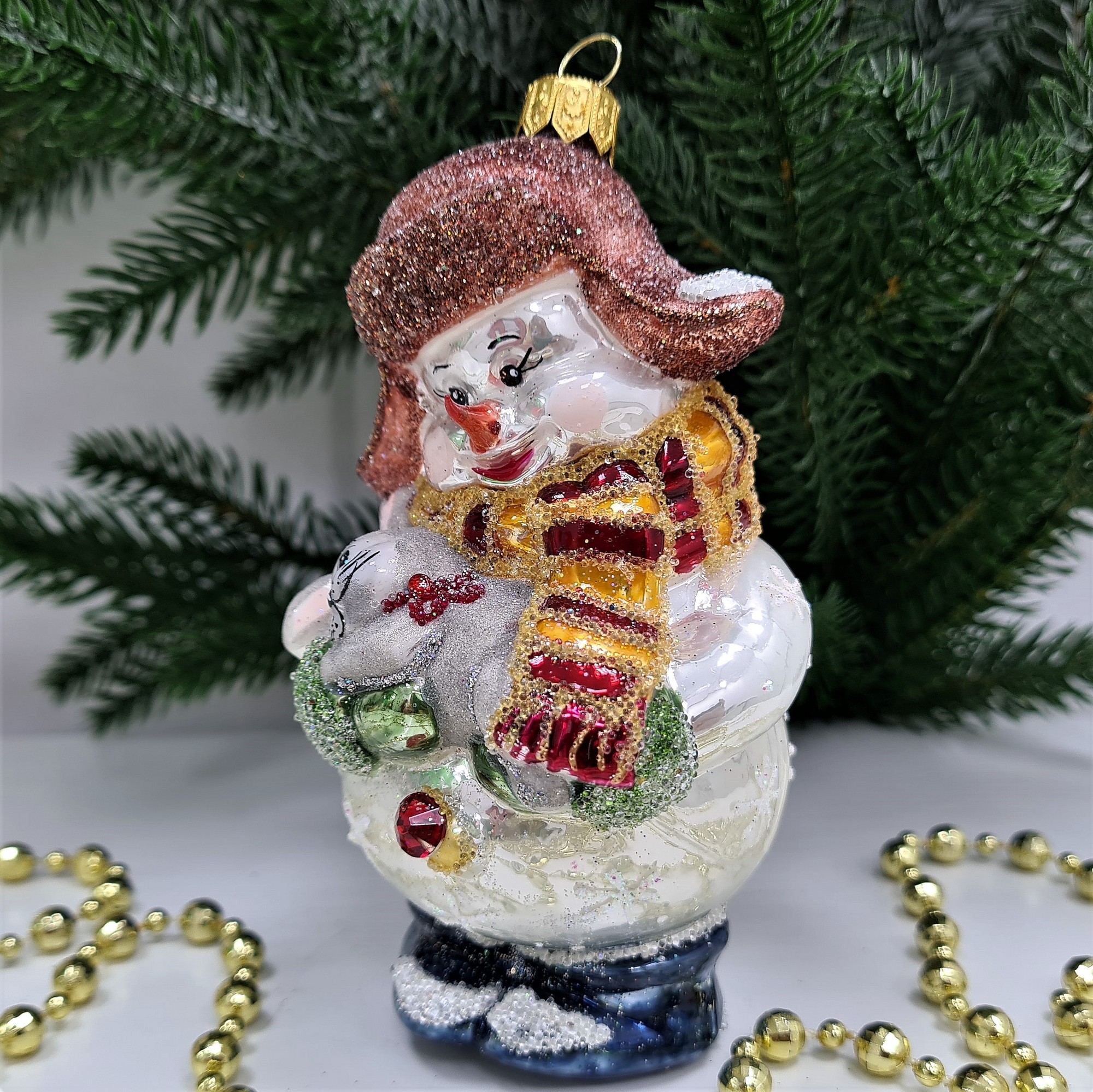 фото Стеклянная елочная игрушка Снеговик в ушанке с зайчиком