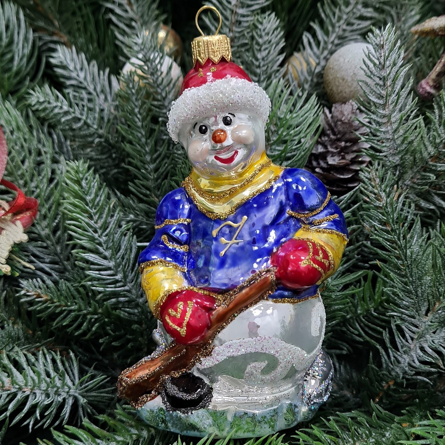 фото Стеклянная елочная игрушка Снеговик Хоккеист