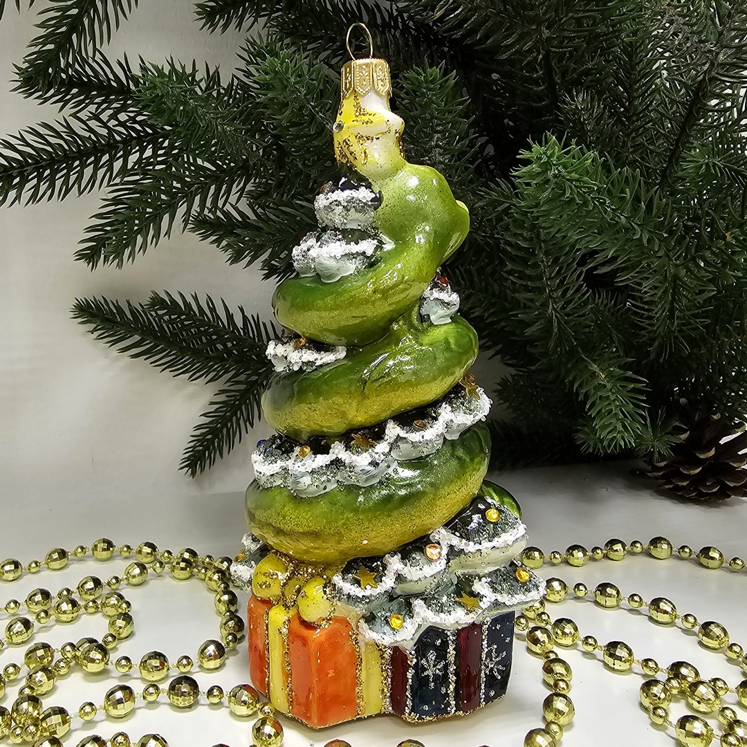 фото Стеклянная елочная игрушка Змея на елке