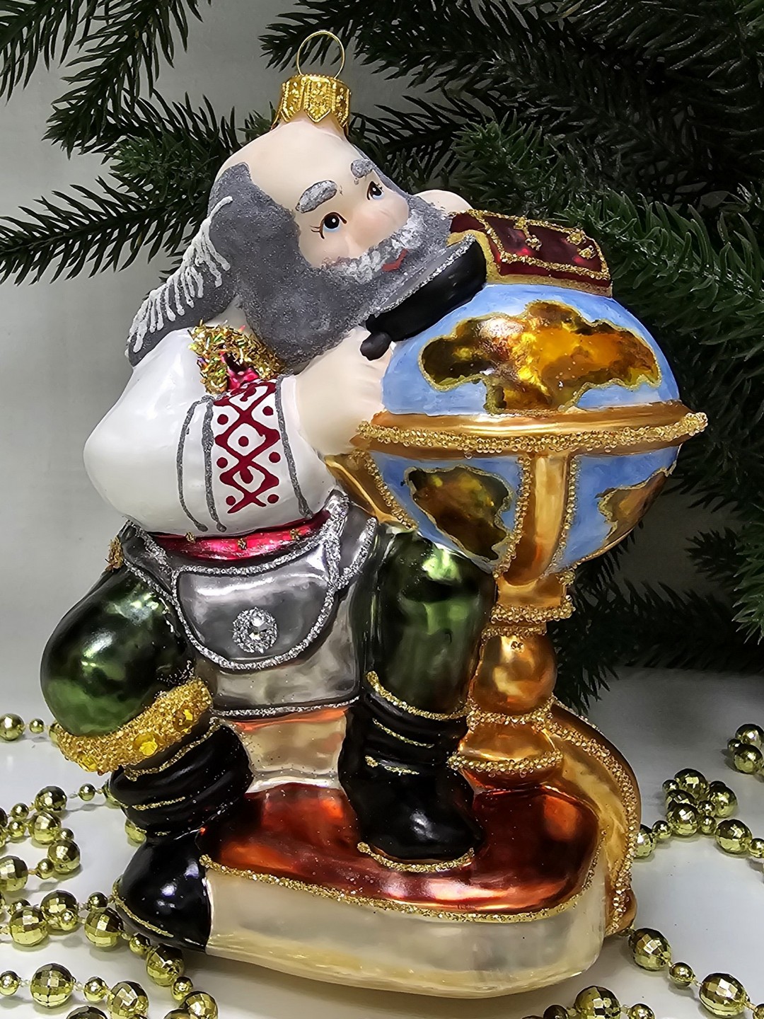 фото Стеклянная елочная игрушка Санта с глобусом