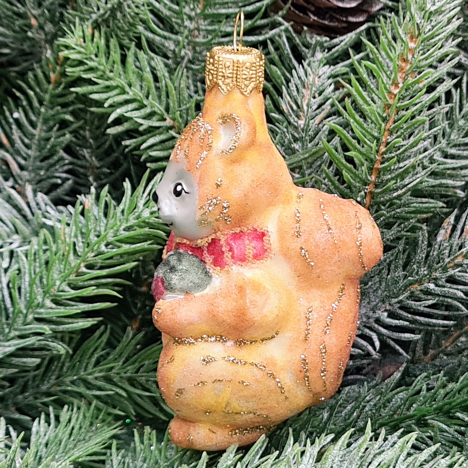 фото Стеклянная елочная игрушка Белочка с орехом сахар малая