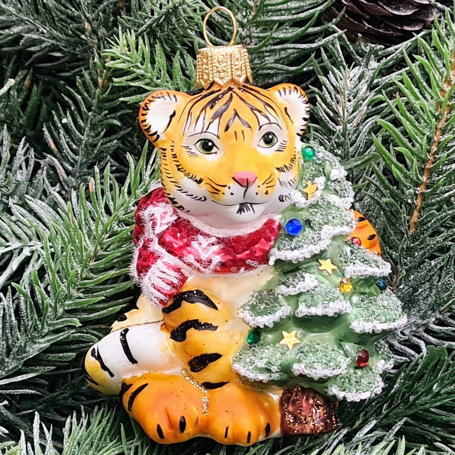 фото Стеклянная елочная игрушка Тигренок с елкой