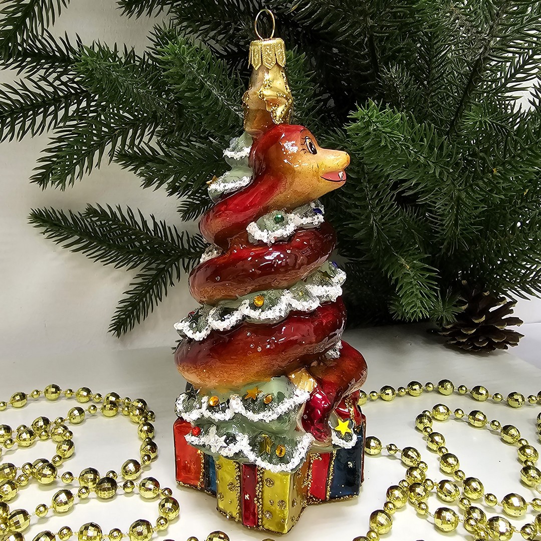 фото Стеклянная елочная игрушка Змея на елке с подарками