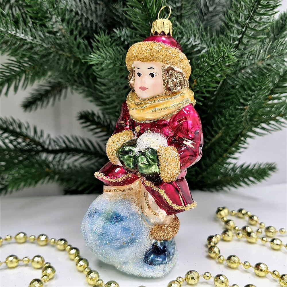 фото Стеклянная елочная игрушка Девочка со снежком бордо